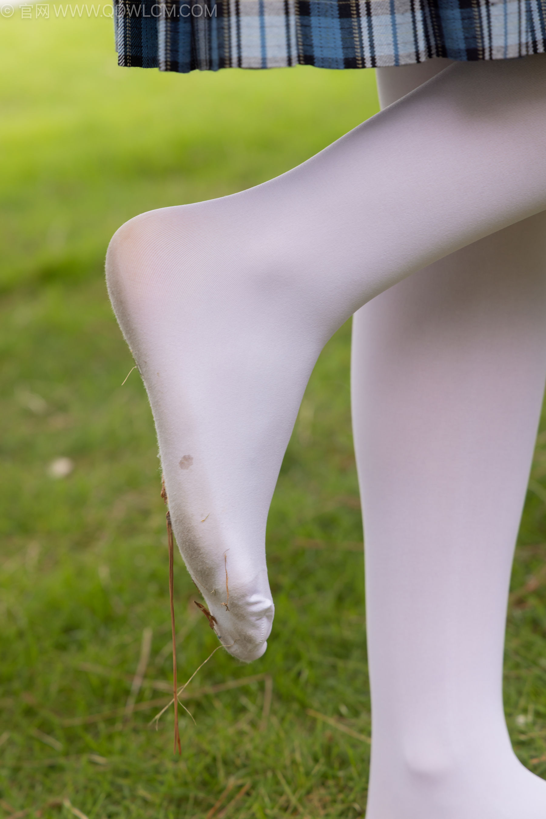 物恋传媒 No.2242 闪闪 -板鞋、厚白丝、户外草地公园沙滩脱鞋丝袜走路剧情/(155P)