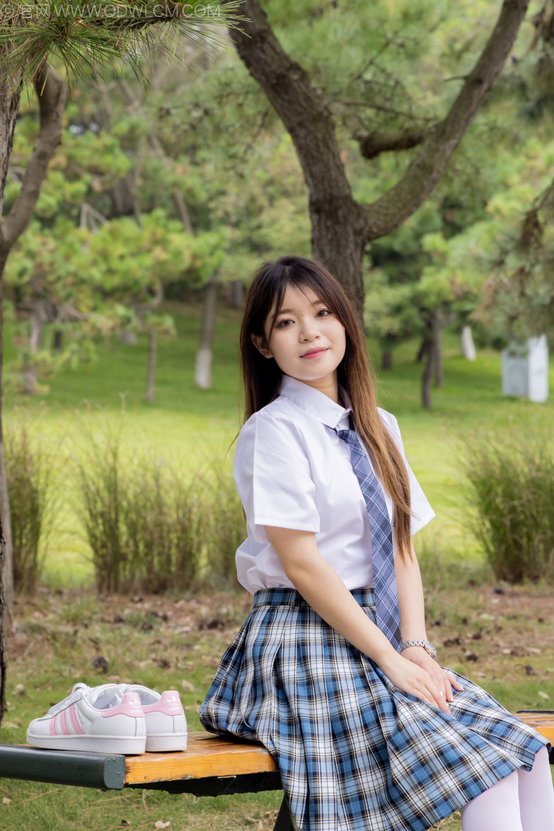 物恋传媒 No.2242 闪闪 -板鞋、厚白丝、户外草地公园沙滩脱鞋丝袜走路剧情/(155P)