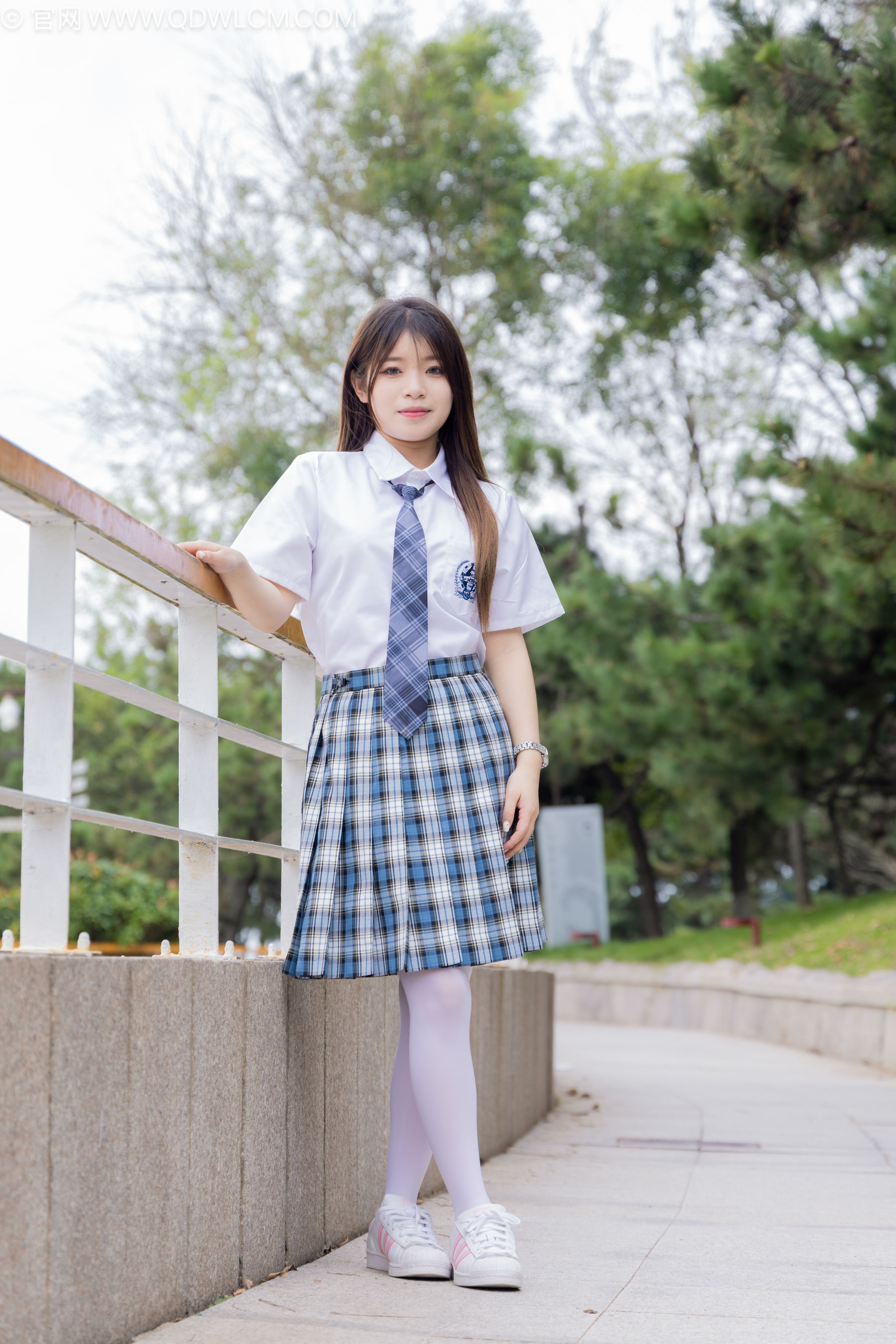 物恋传媒 No.2242 闪闪 -板鞋、厚白丝、户外草地公园沙滩脱鞋丝袜走路剧情/(155P)