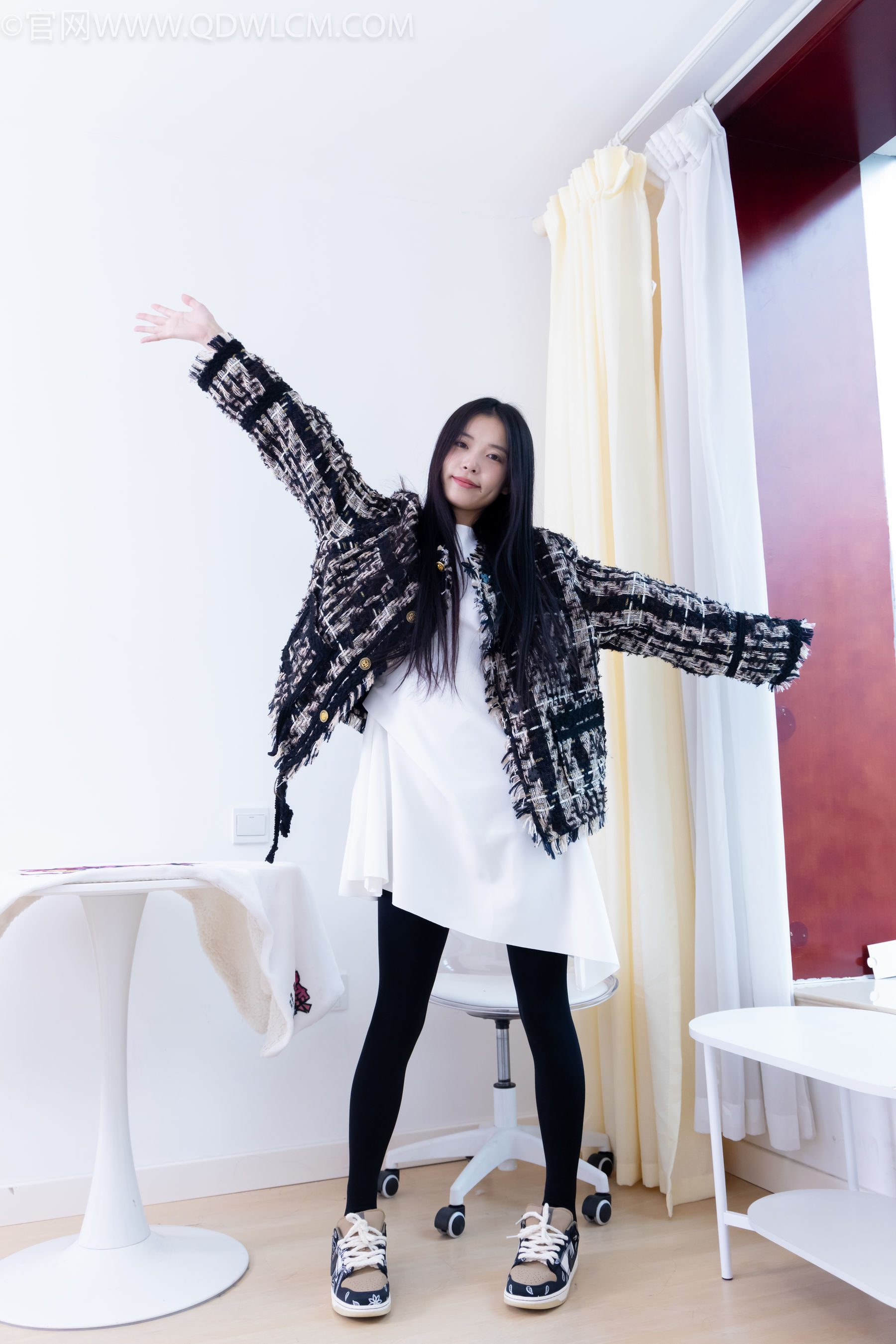 物恋传媒 No.2260 茯苓 -板鞋、黑色踩脚裤、白棉袜/(156P)