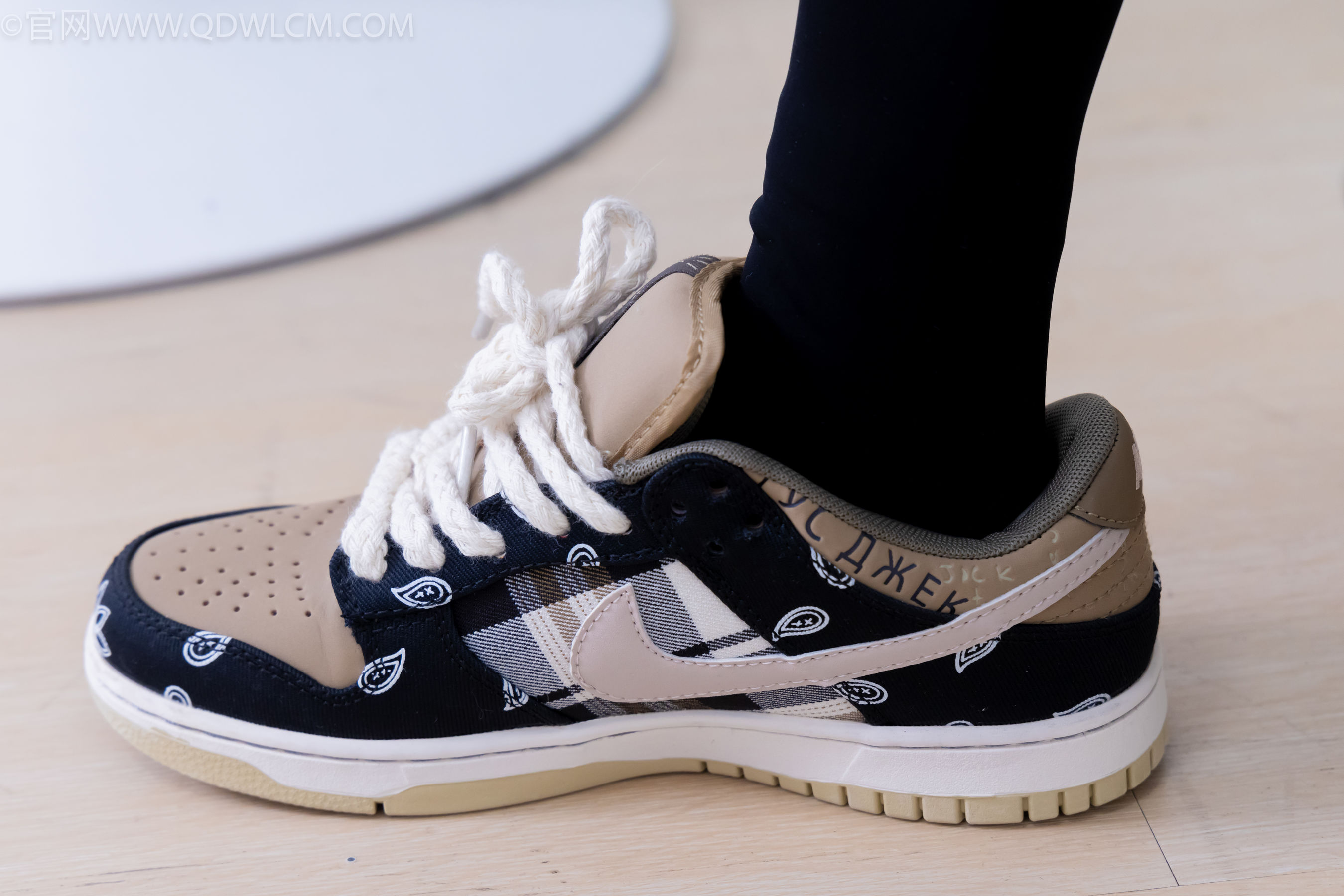 物恋传媒 No.2260 茯苓 -板鞋、黑色踩脚裤、白棉袜/(156P)