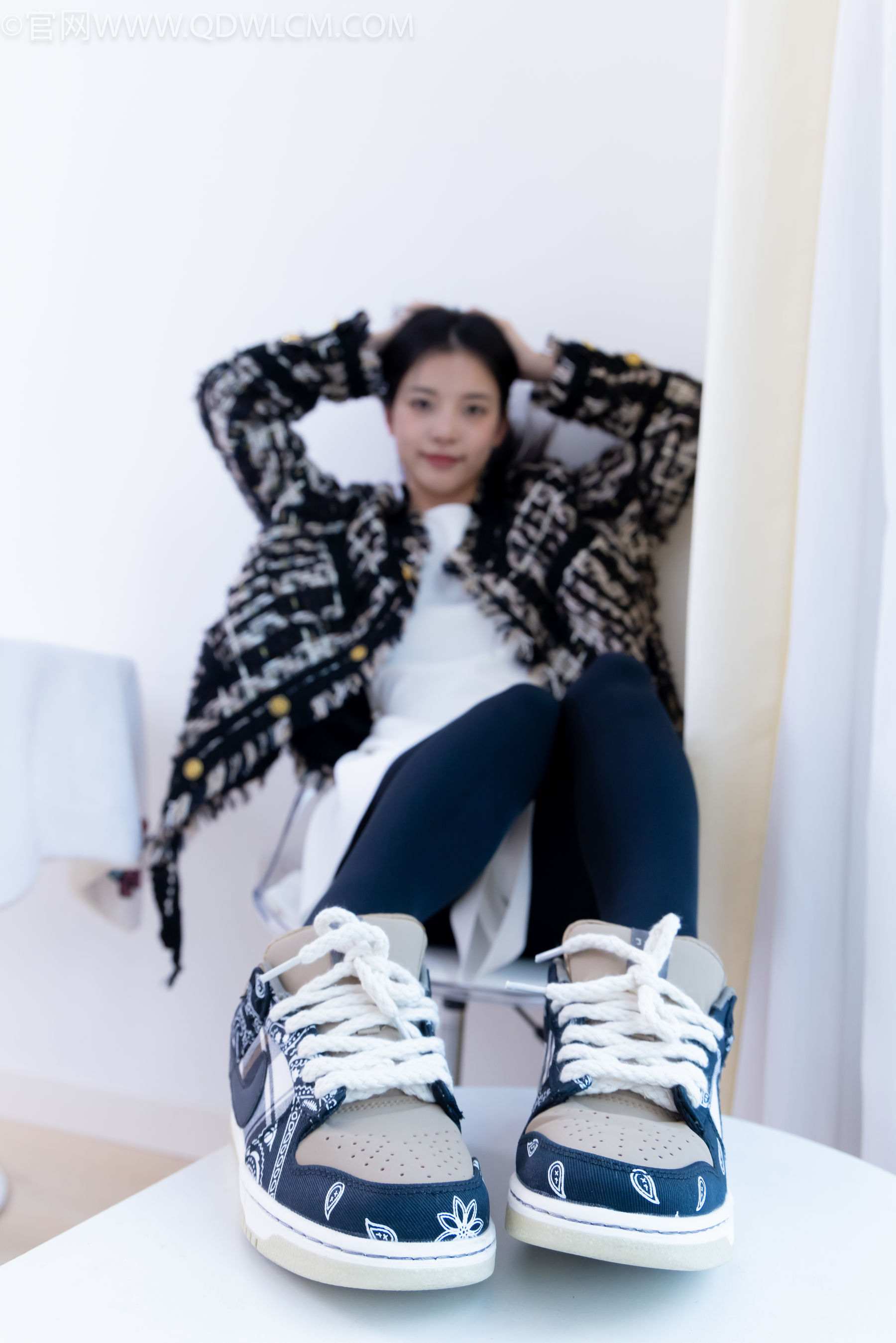 物恋传媒 No.2260 茯苓 -板鞋、黑色踩脚裤、白棉袜/(156P)