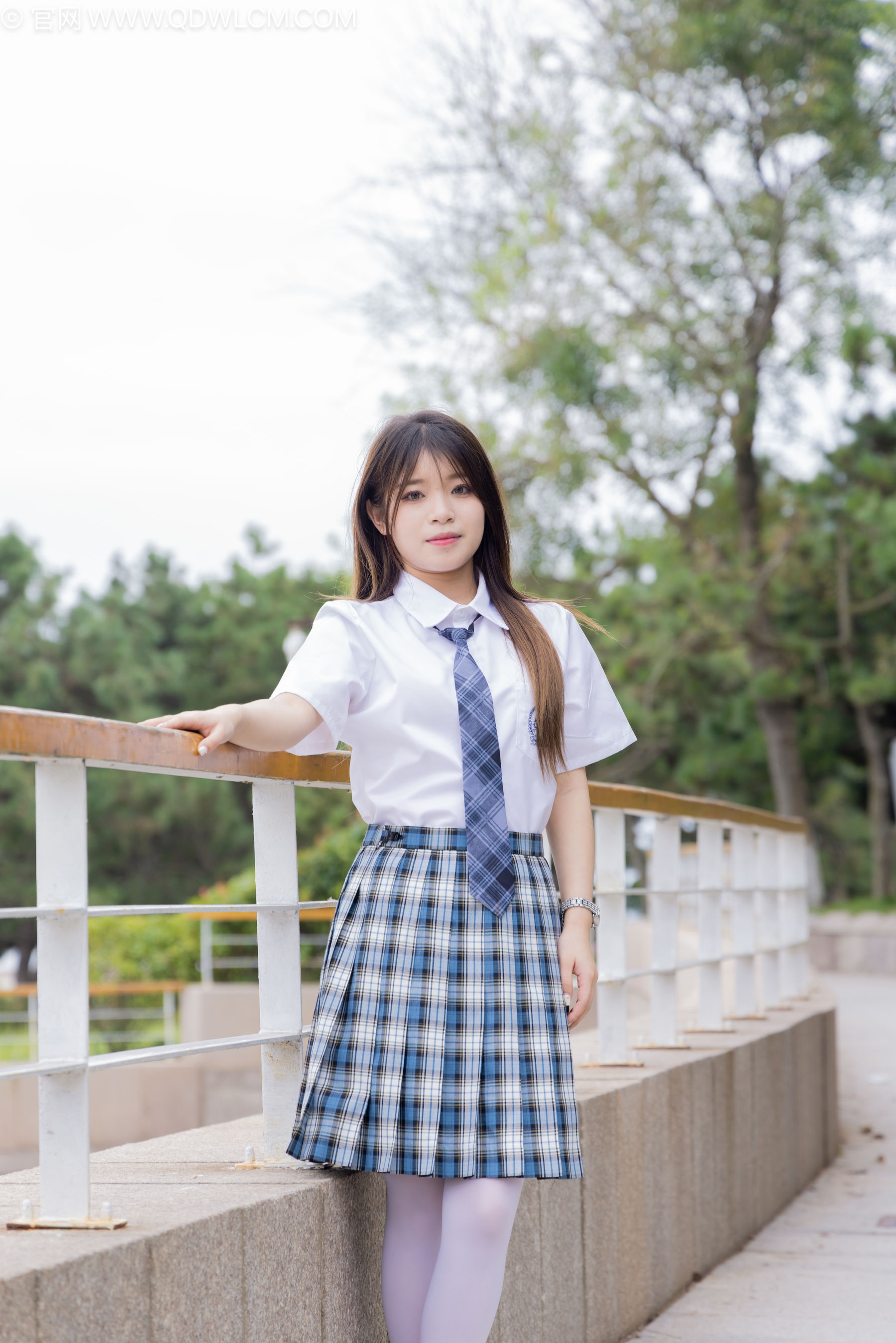 物恋传媒 No.2242 闪闪 -板鞋、厚白丝、户外草地公园沙滩脱鞋丝袜走路剧情/(155P)