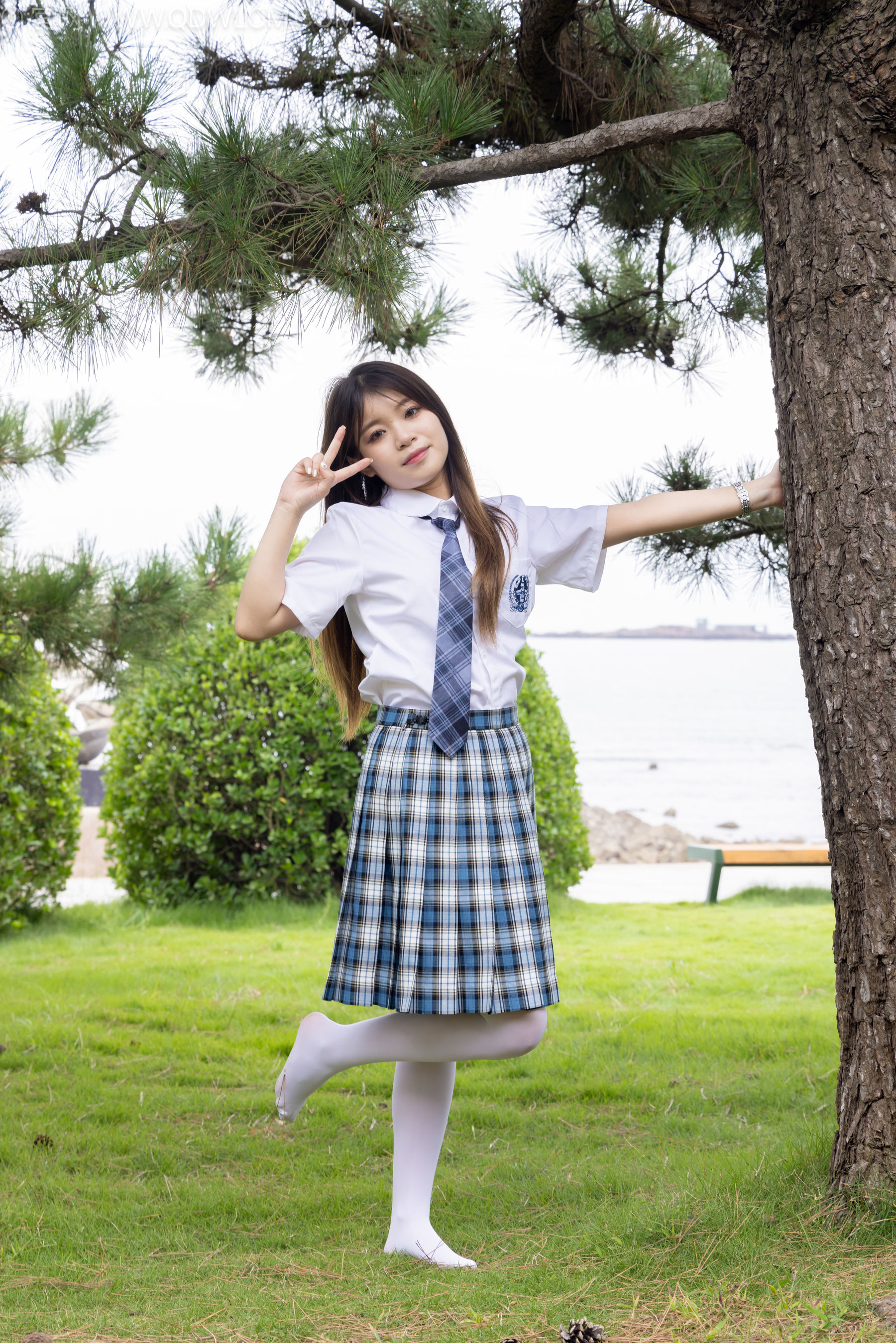 物恋传媒 No.2242 闪闪 -板鞋、厚白丝、户外草地公园沙滩脱鞋丝袜走路剧情/(155P)