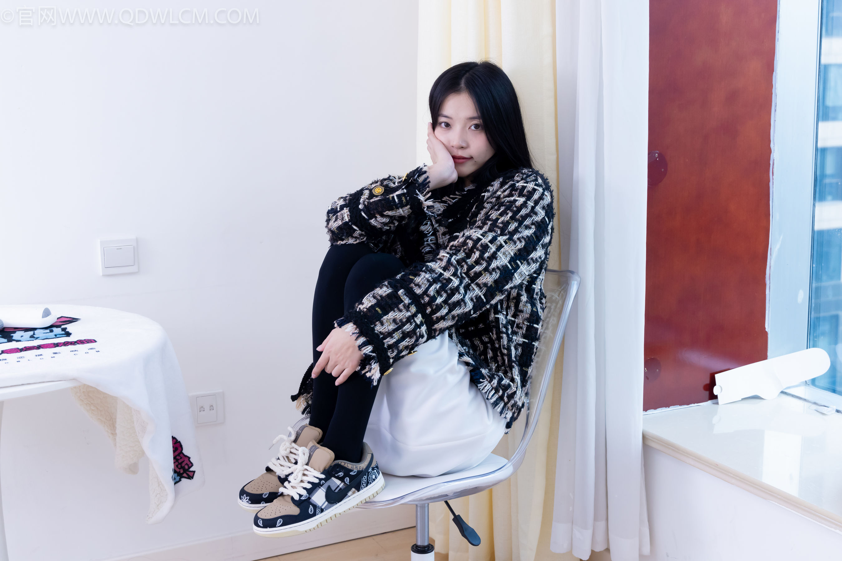 物恋传媒 No.2260 茯苓 -板鞋、黑色踩脚裤、白棉袜/(156P)