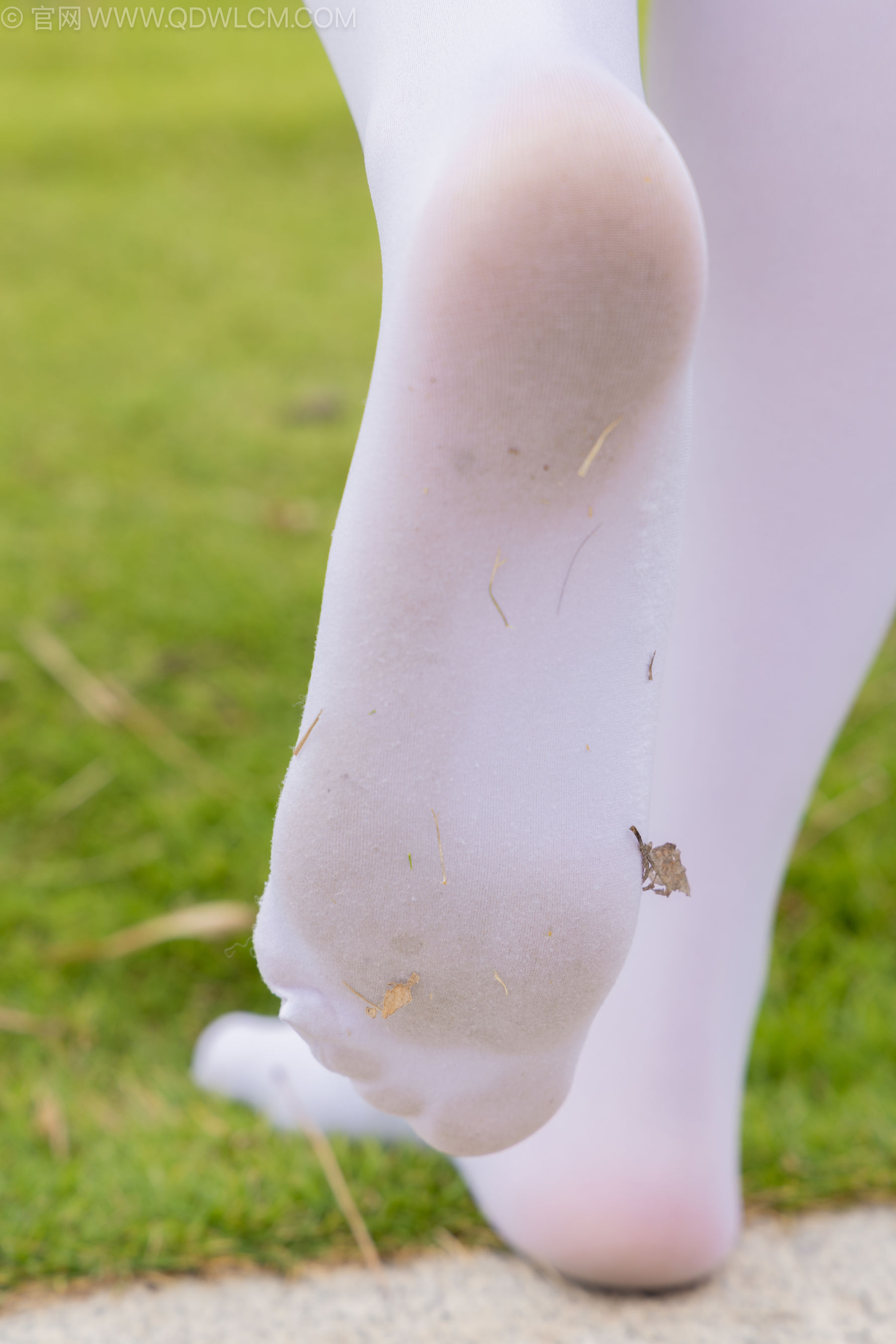 物恋传媒 No.2242 闪闪 -板鞋、厚白丝、户外草地公园沙滩脱鞋丝袜走路剧情/(155P)