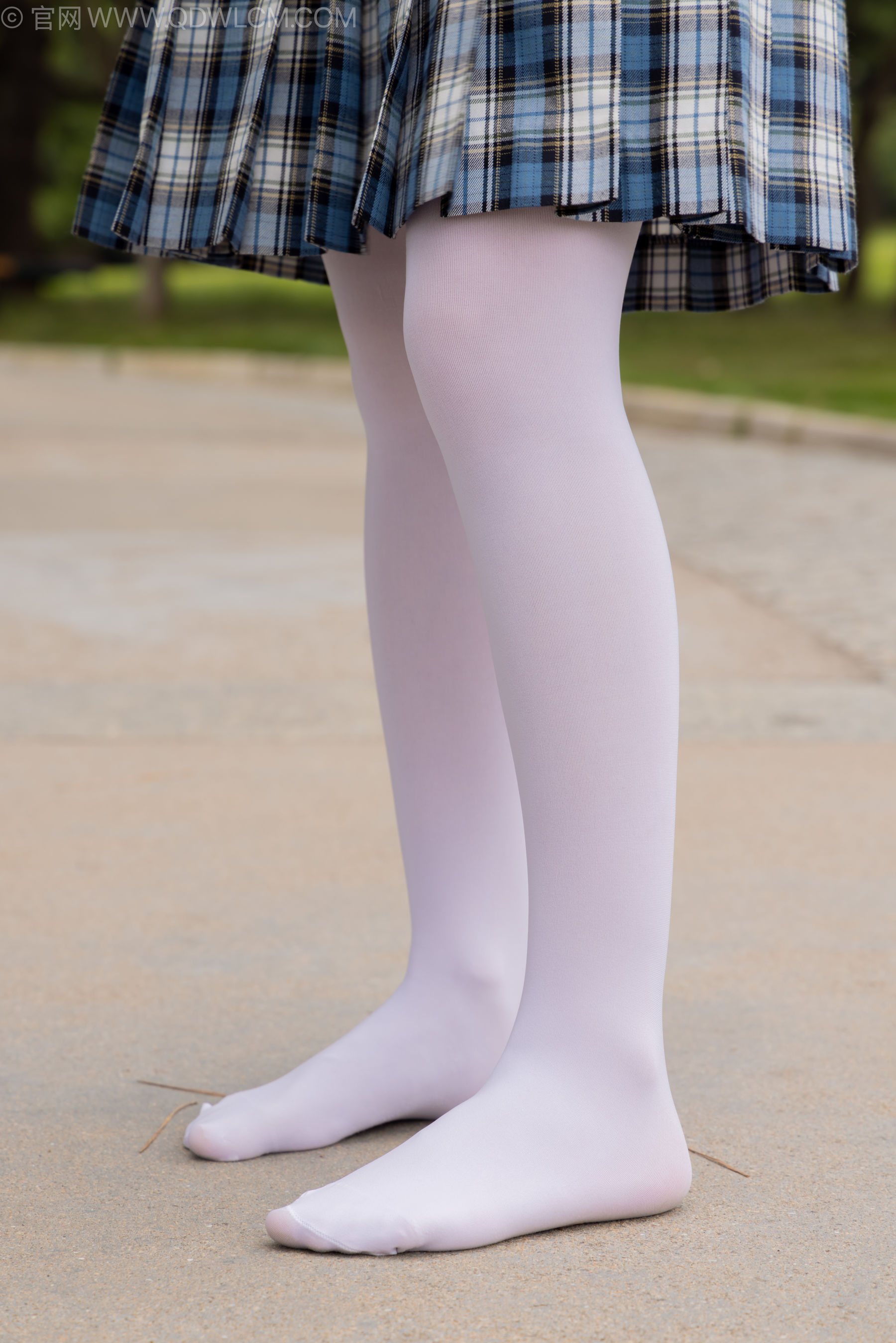 物恋传媒 No.2242 闪闪 -板鞋、厚白丝、户外草地公园沙滩脱鞋丝袜走路剧情/(155P)