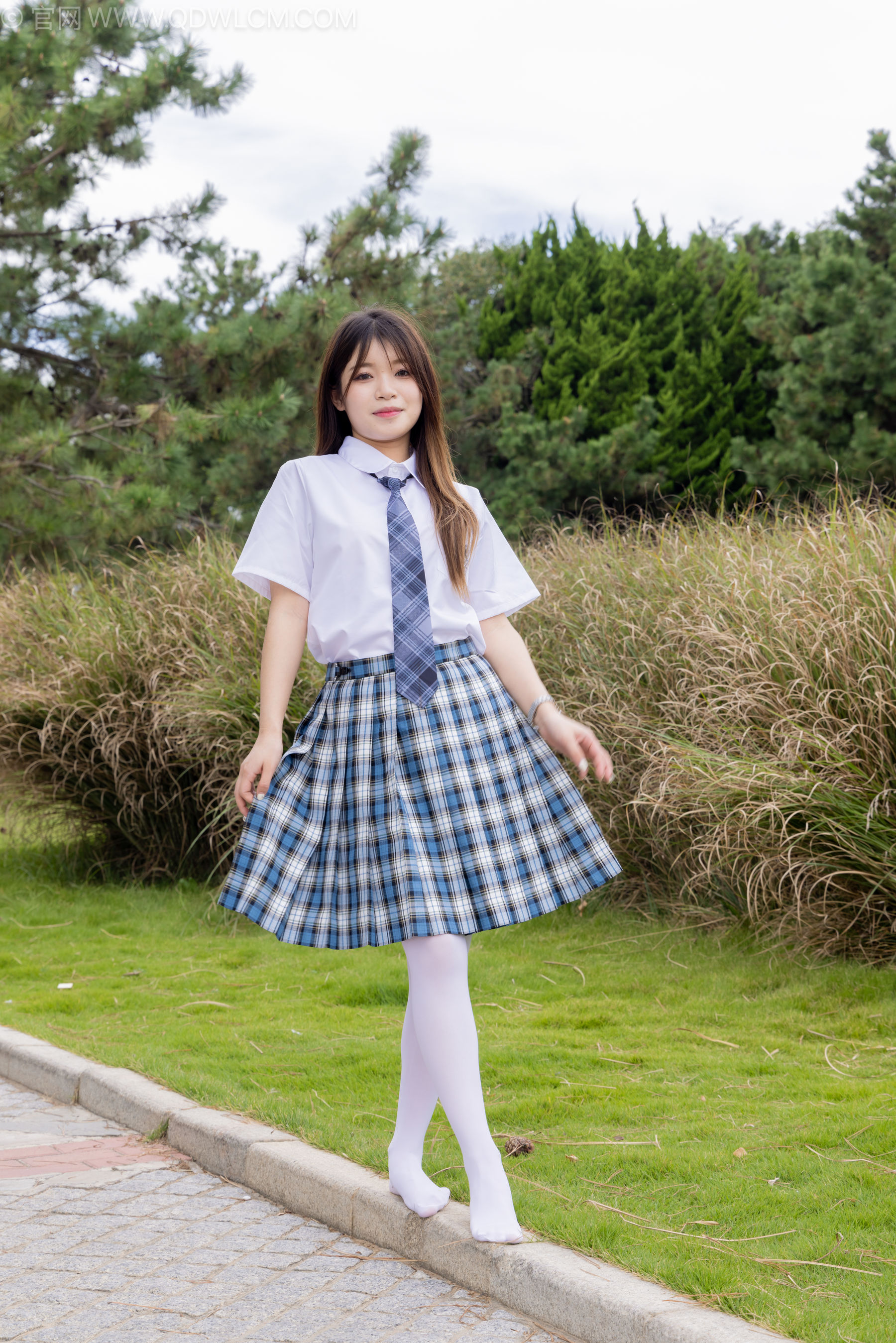 物恋传媒 No.2242 闪闪 -板鞋、厚白丝、户外草地公园沙滩脱鞋丝袜走路剧情/(155P)