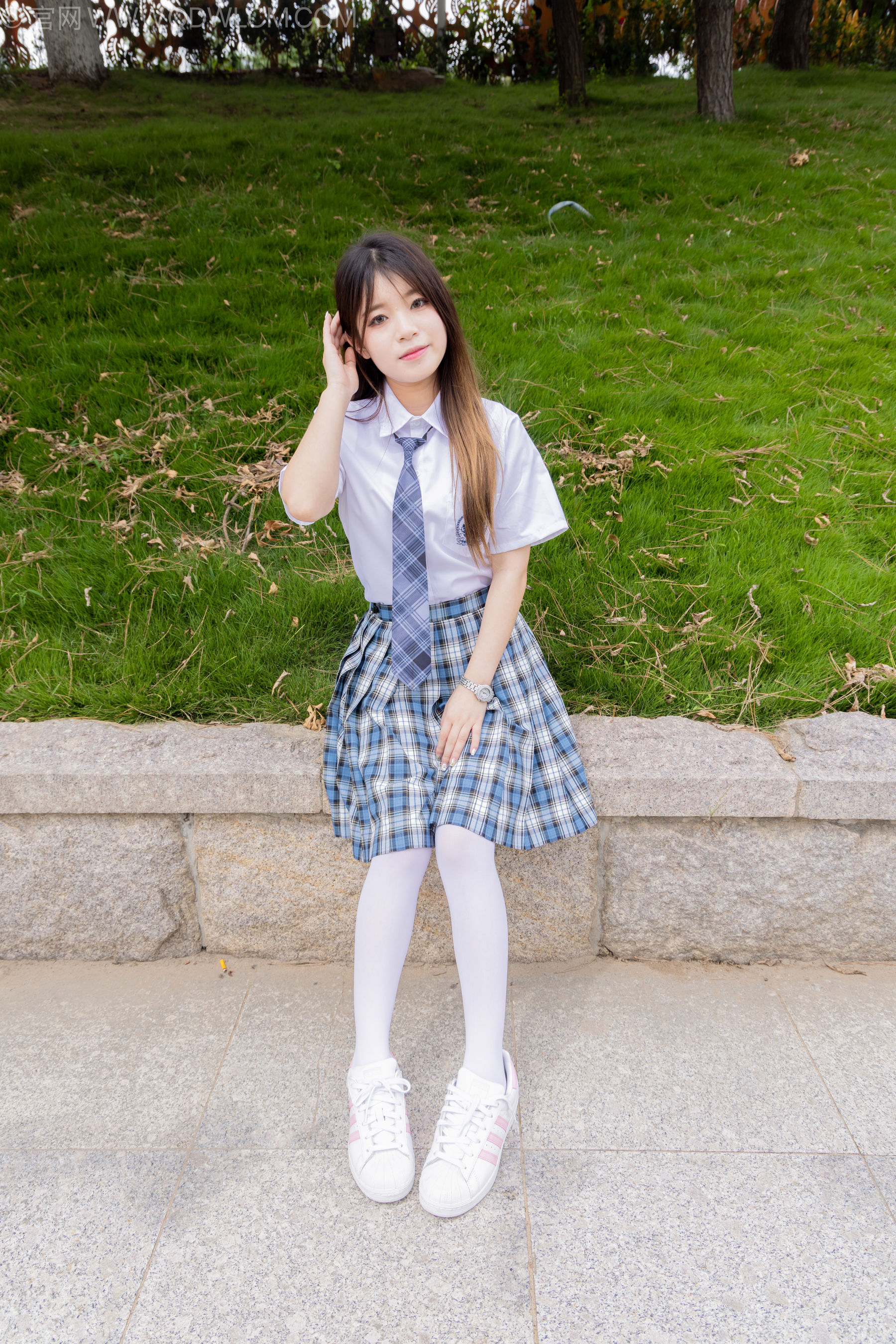 物恋传媒 No.2242 闪闪 -板鞋、厚白丝、户外草地公园沙滩脱鞋丝袜走路剧情/(155P)