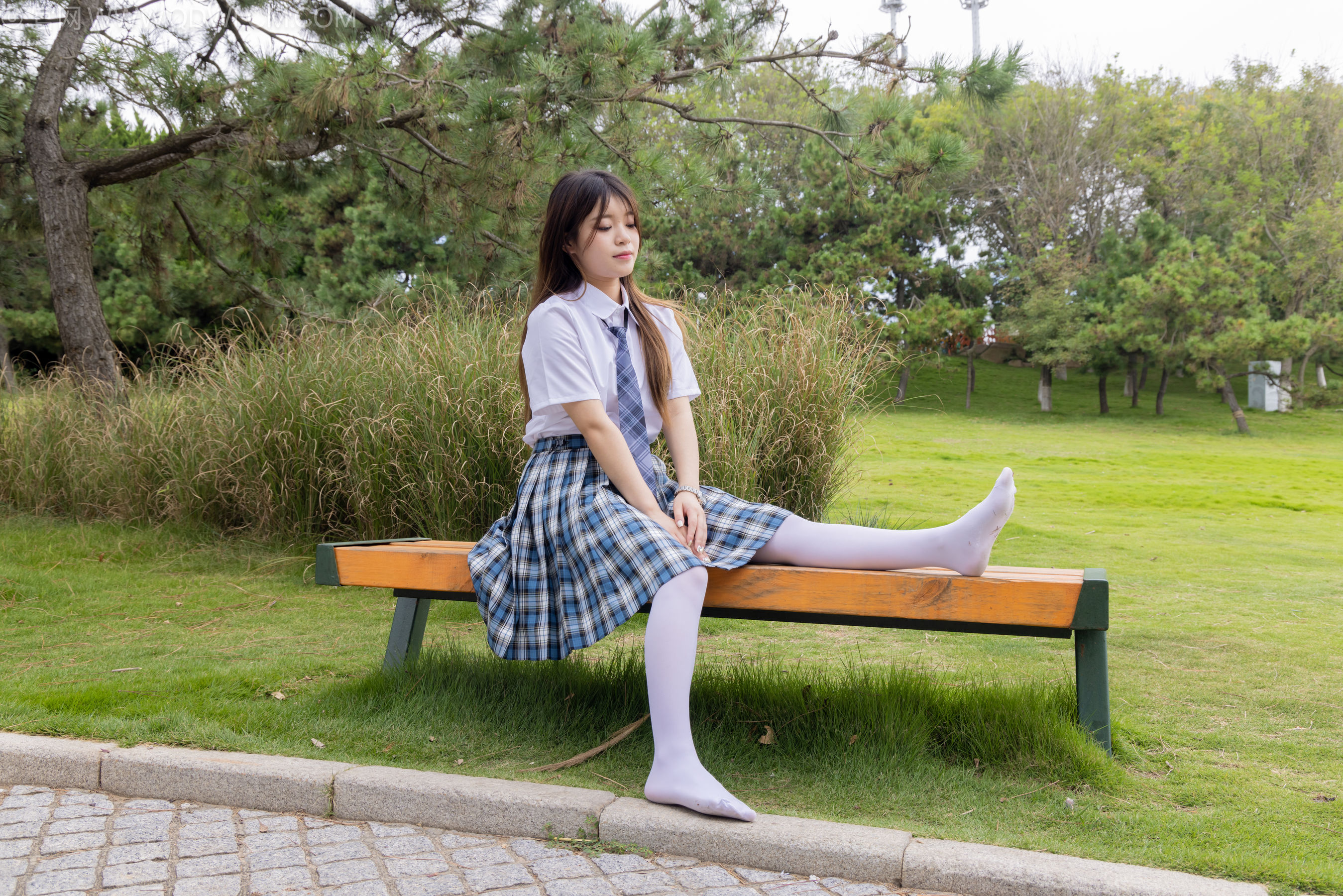 物恋传媒 No.2242 闪闪 -板鞋、厚白丝、户外草地公园沙滩脱鞋丝袜走路剧情/(155P)