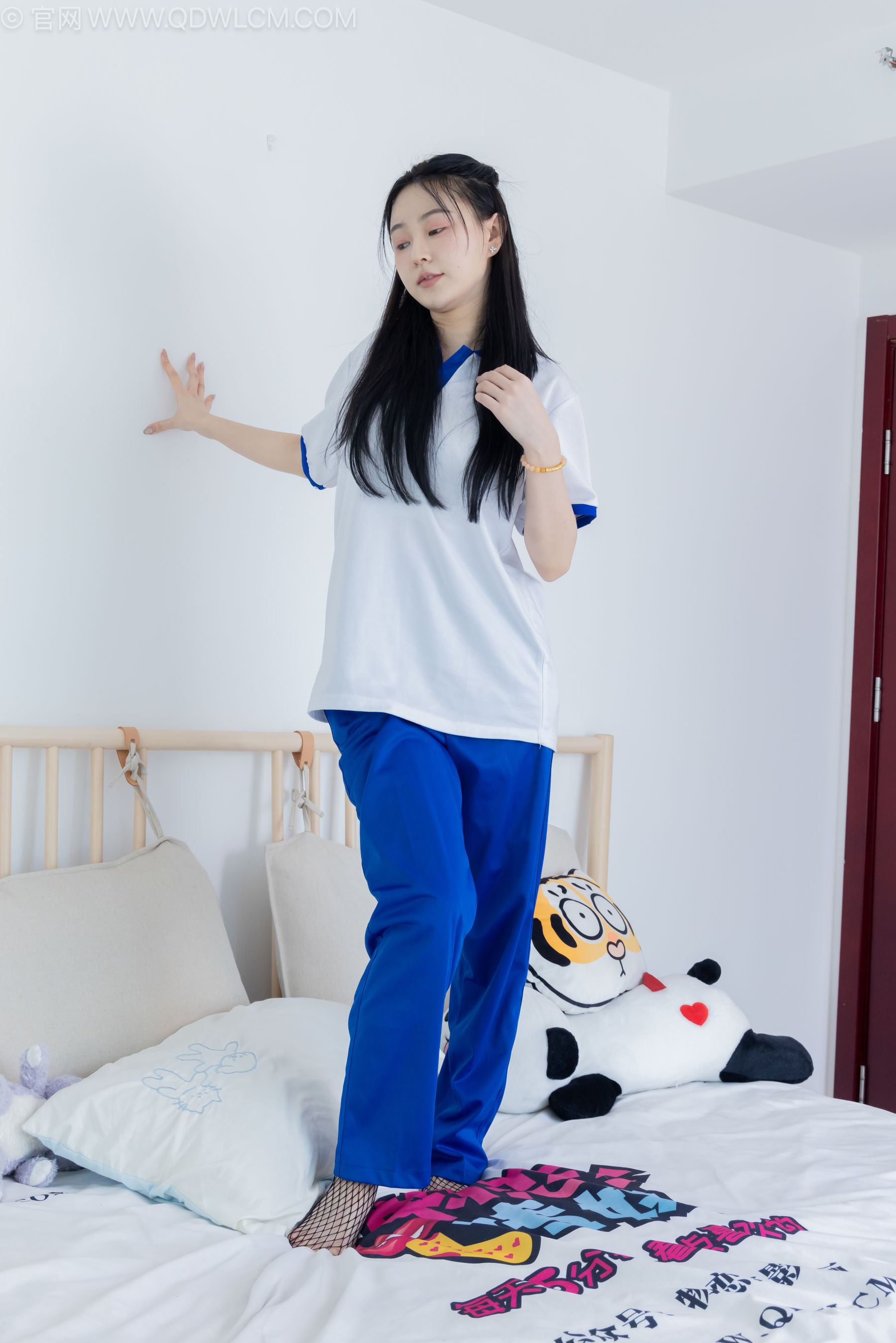 物恋传媒 No.2241 美兔 -板鞋、黑网袜、校服裤里丝/(155P)