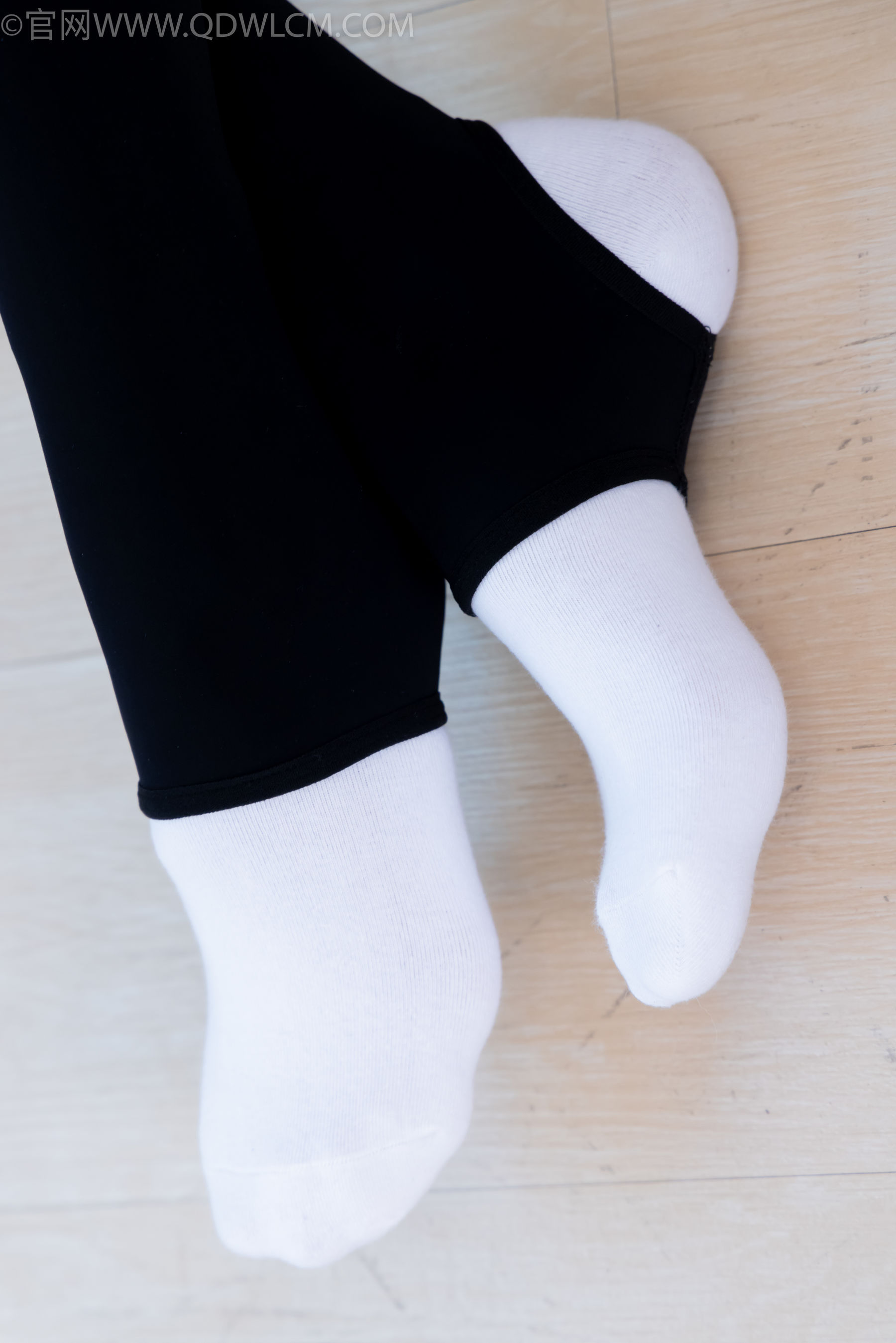 物恋传媒 No.2260 茯苓 -板鞋、黑色踩脚裤、白棉袜/(156P)