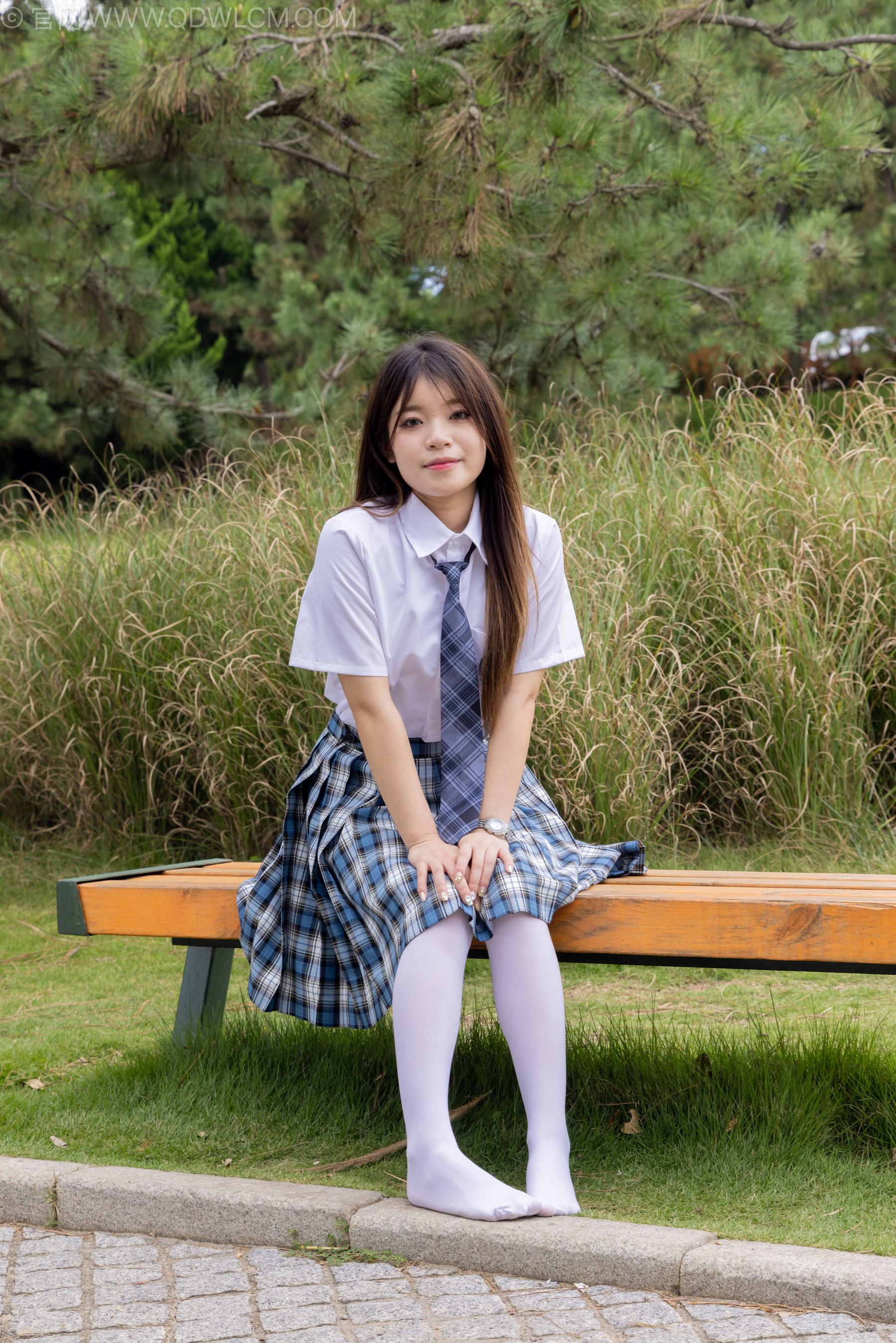 物恋传媒 No.2242 闪闪 -板鞋、厚白丝、户外草地公园沙滩脱鞋丝袜走路剧情/(155P)