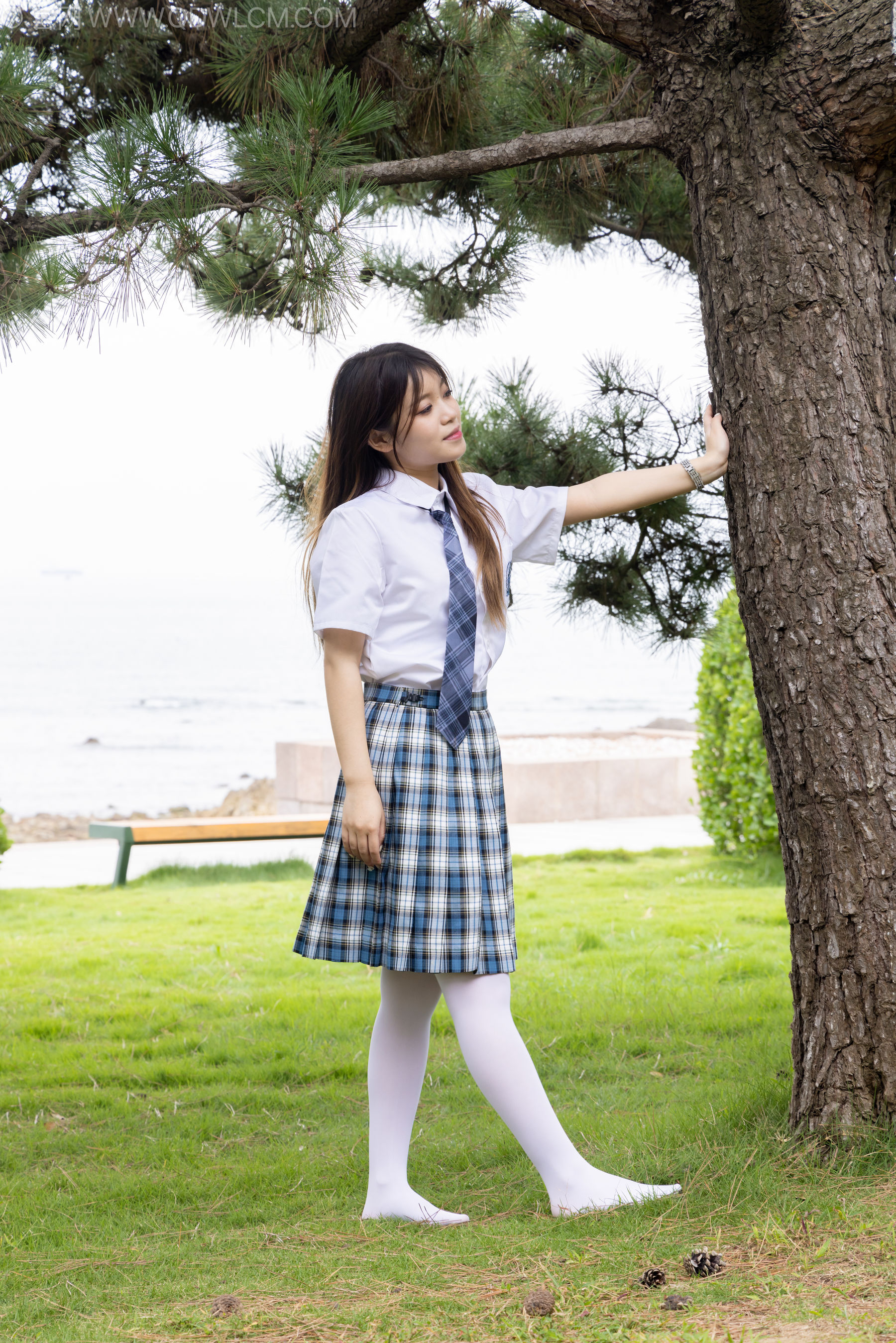 物恋传媒 No.2242 闪闪 -板鞋、厚白丝、户外草地公园沙滩脱鞋丝袜走路剧情/(155P)