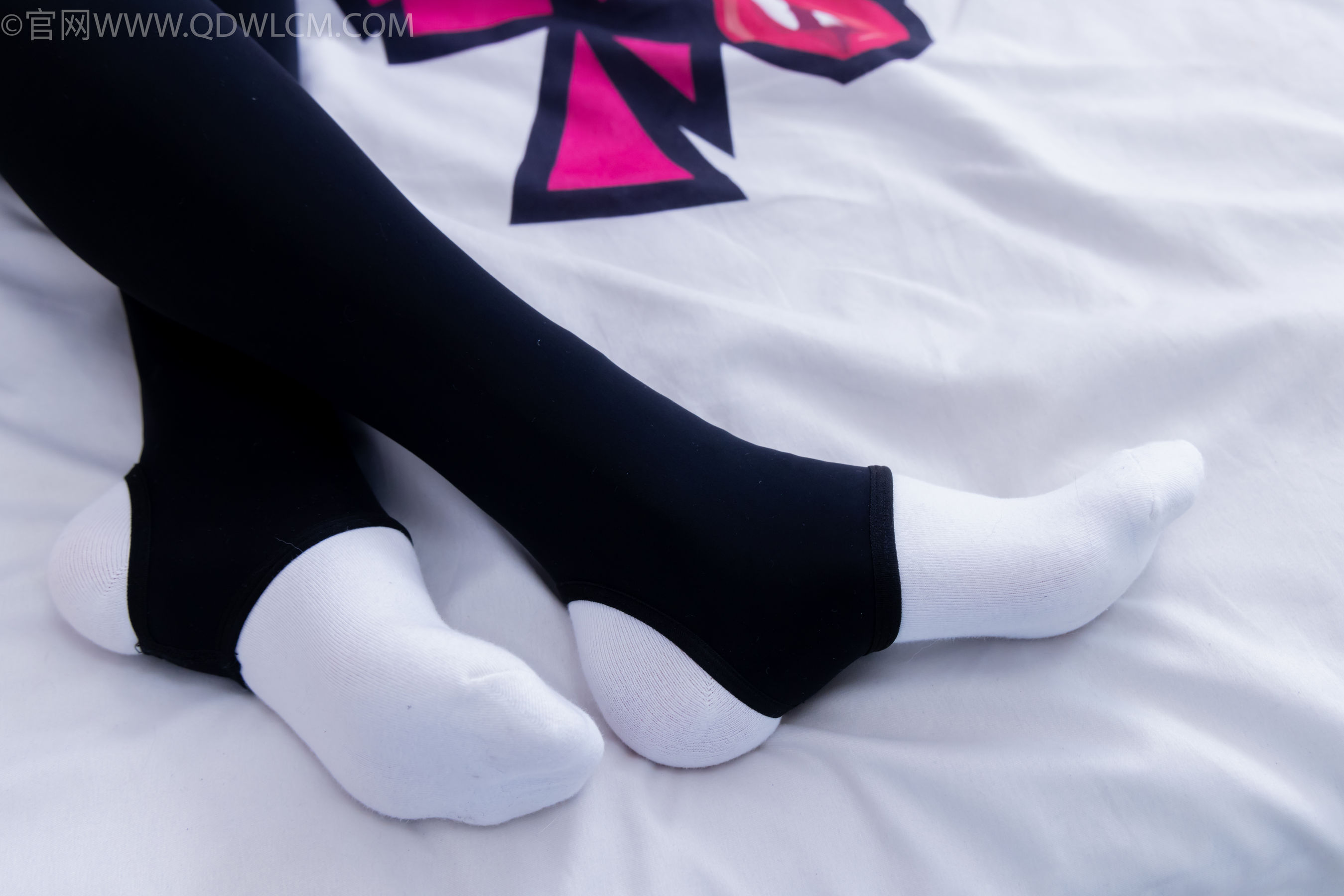 物恋传媒 No.2260 茯苓 -板鞋、黑色踩脚裤、白棉袜/(156P)