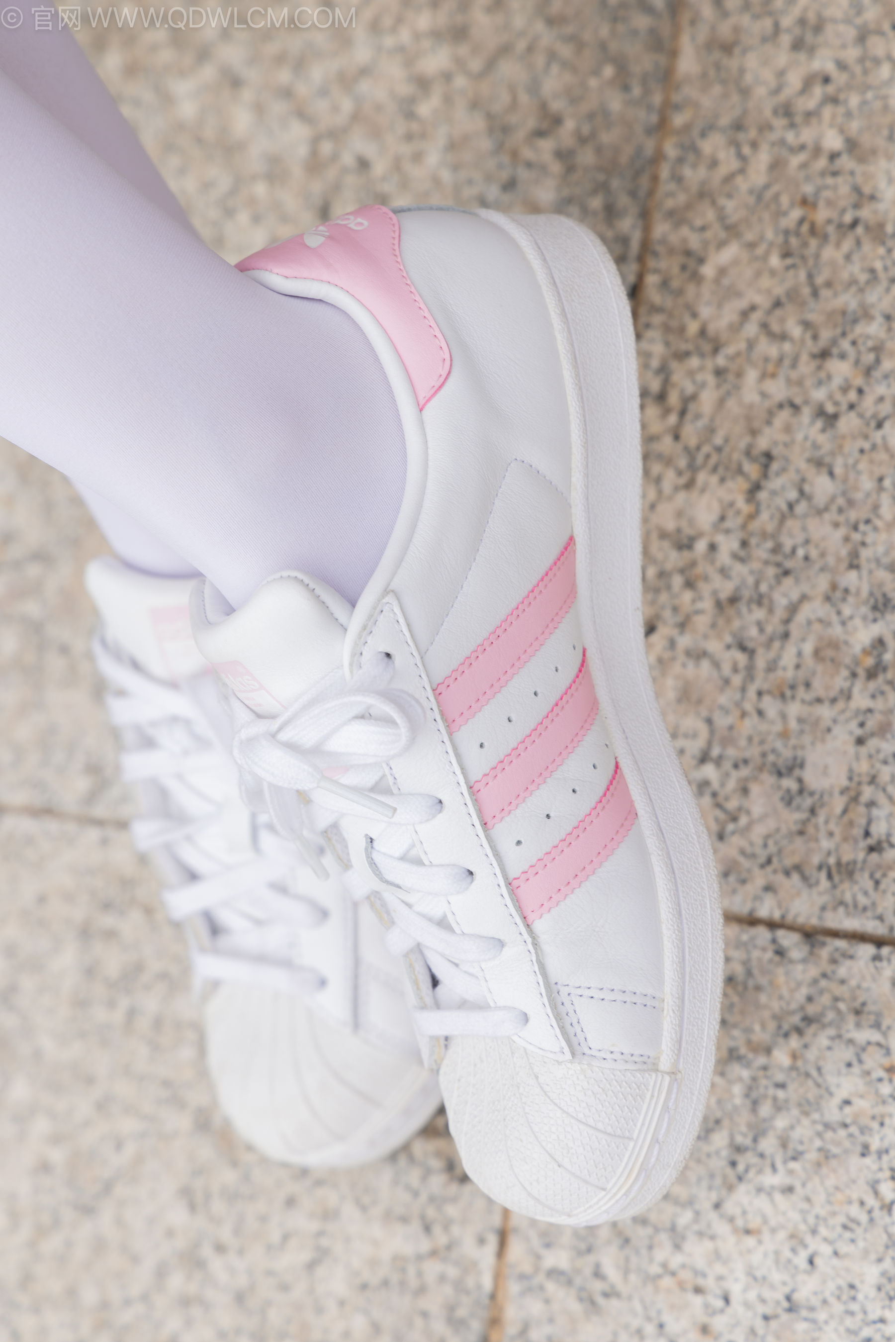 物恋传媒 No.2242 闪闪 -板鞋、厚白丝、户外草地公园沙滩脱鞋丝袜走路剧情/(155P)