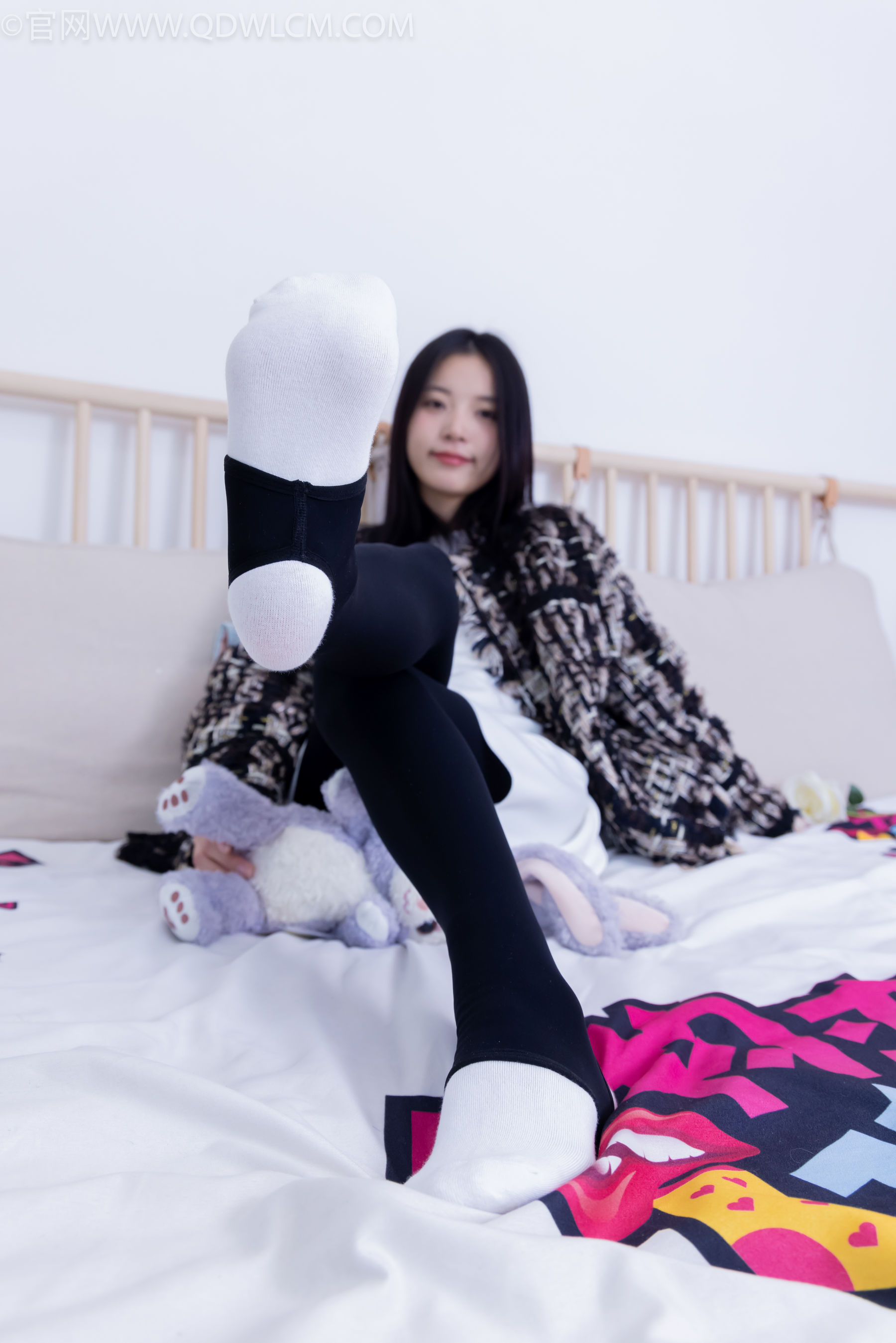 物恋传媒 No.2260 茯苓 -板鞋、黑色踩脚裤、白棉袜/(156P)