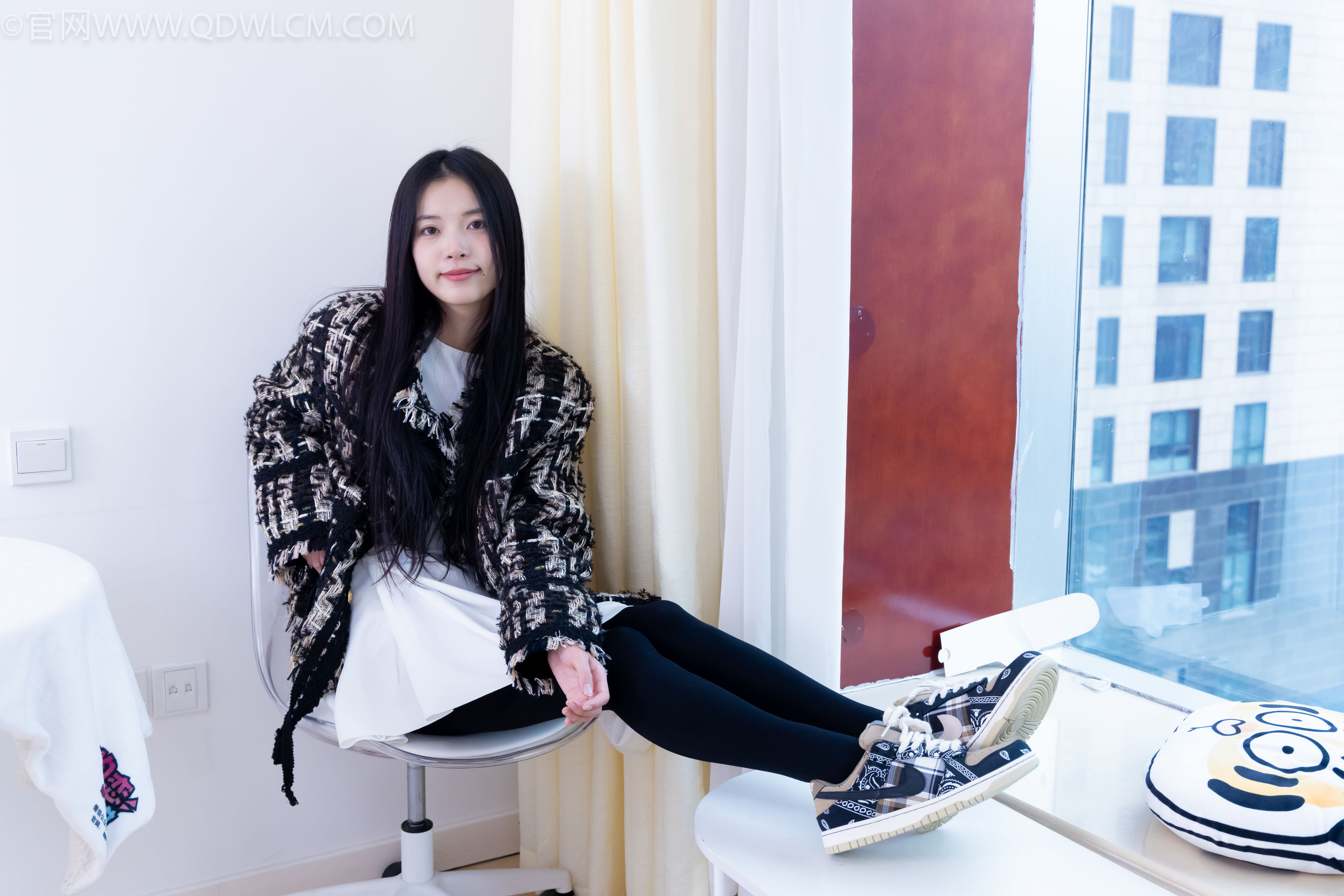 物恋传媒 No.2260 茯苓 -板鞋、黑色踩脚裤、白棉袜/(156P)