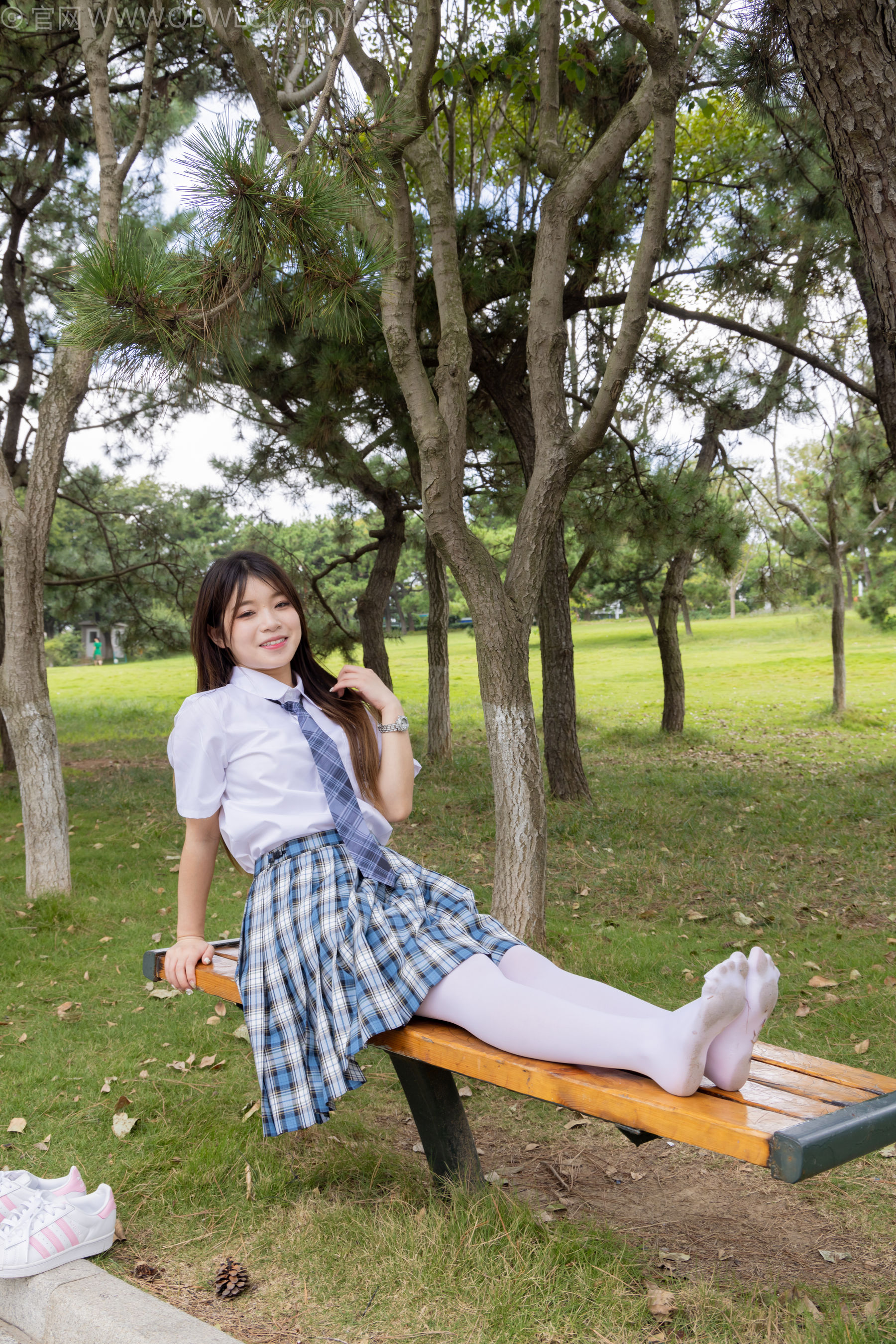 物恋传媒 No.2242 闪闪 -板鞋、厚白丝、户外草地公园沙滩脱鞋丝袜走路剧情/(155P)