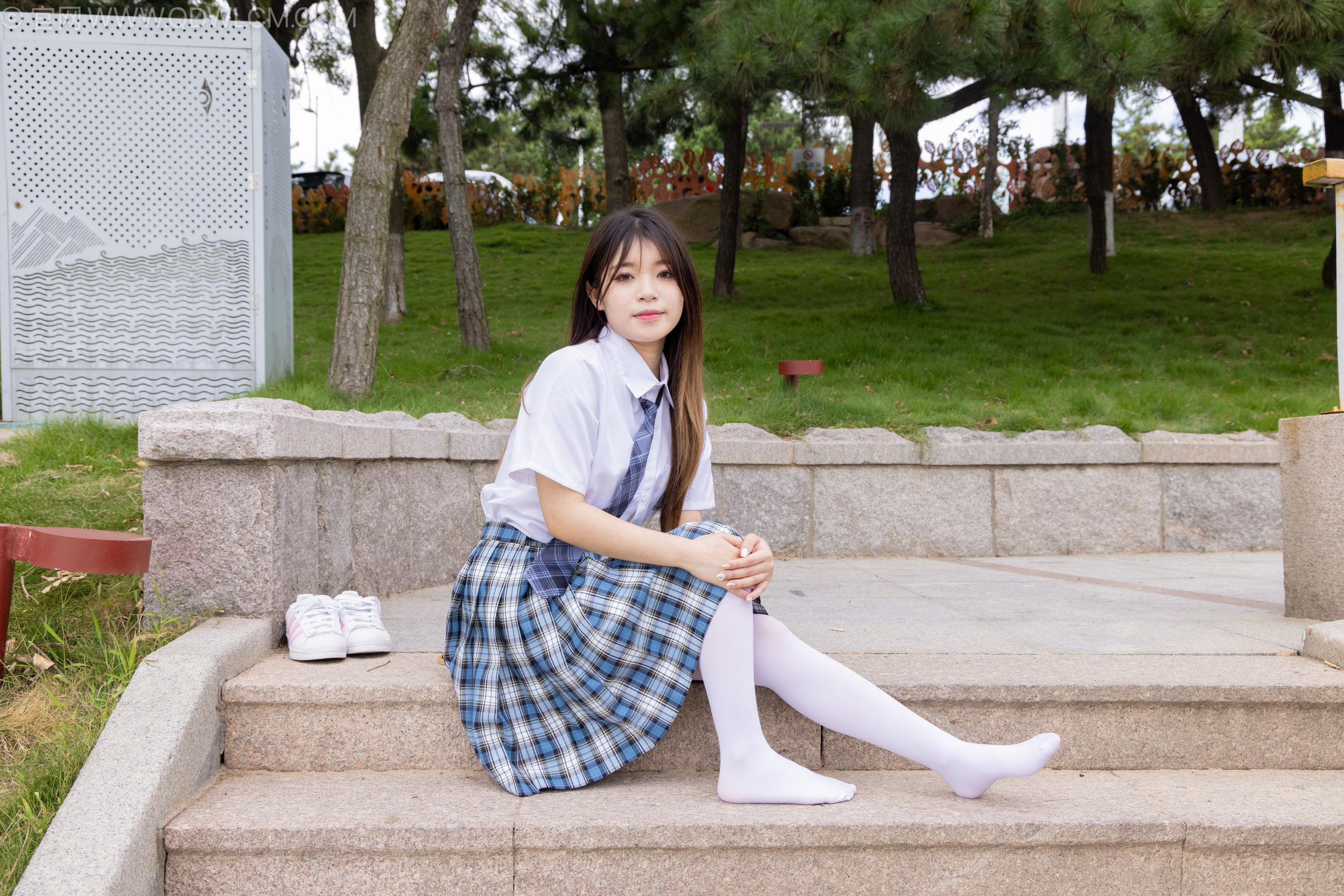 物恋传媒 No.2242 闪闪 -板鞋、厚白丝、户外草地公园沙滩脱鞋丝袜走路剧情/(155P)