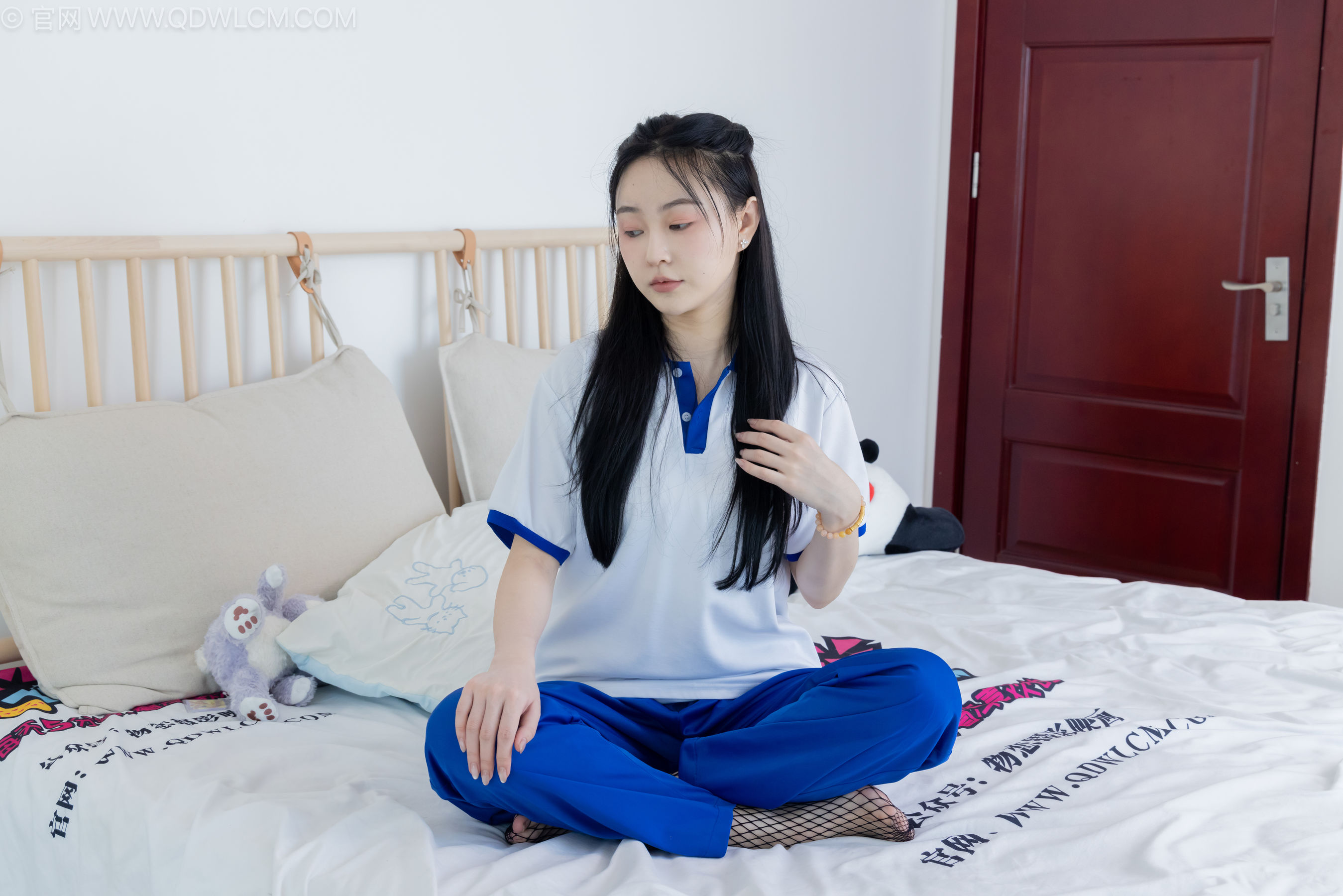 物恋传媒 No.2241 美兔 -板鞋、黑网袜、校服裤里丝/(155P)