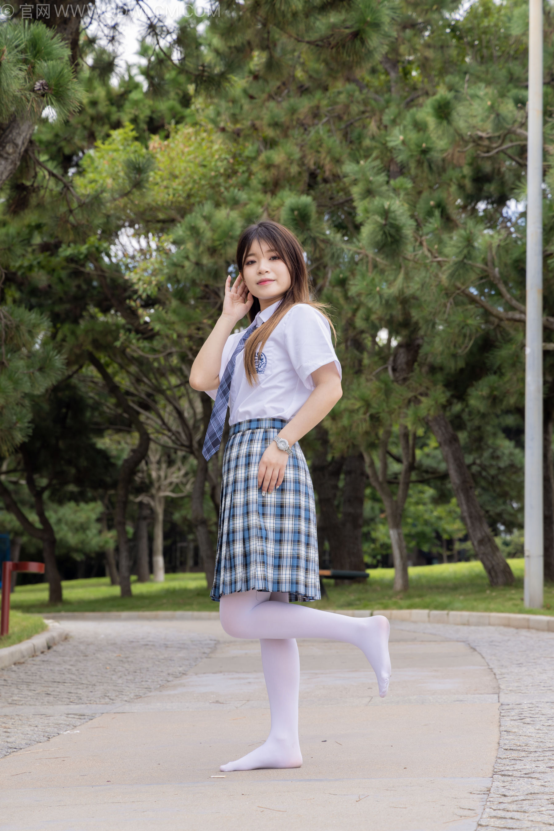 物恋传媒 No.2242 闪闪 -板鞋、厚白丝、户外草地公园沙滩脱鞋丝袜走路剧情/(155P)