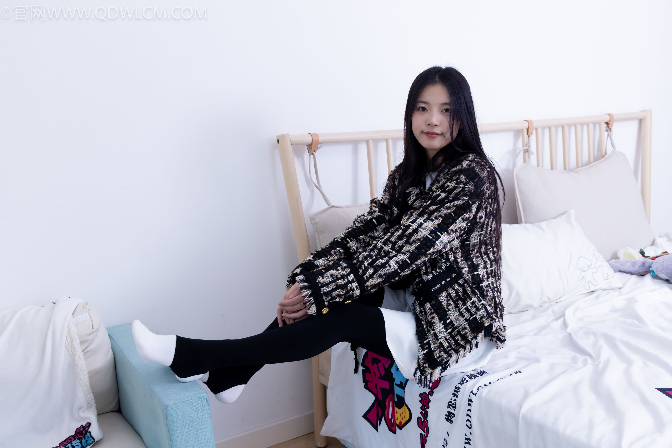 物恋传媒 No.2260 茯苓 -板鞋、黑色踩脚裤、白棉袜/(156P)