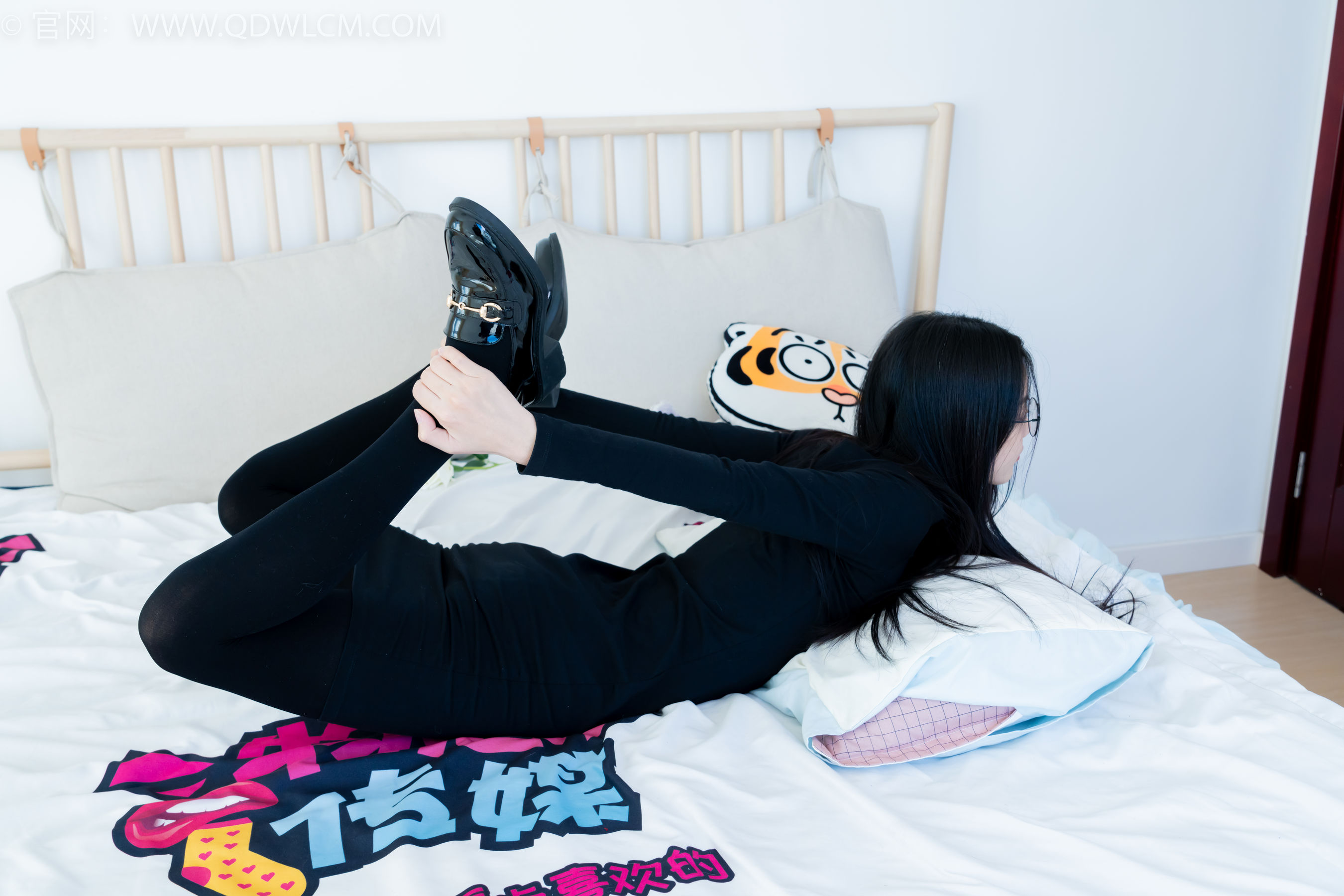 物恋传媒 No.2256 茯苓 -平底鞋、厚肉丝、厚黑丝、皮筋绑脚和挠脚心剧情/(220P)