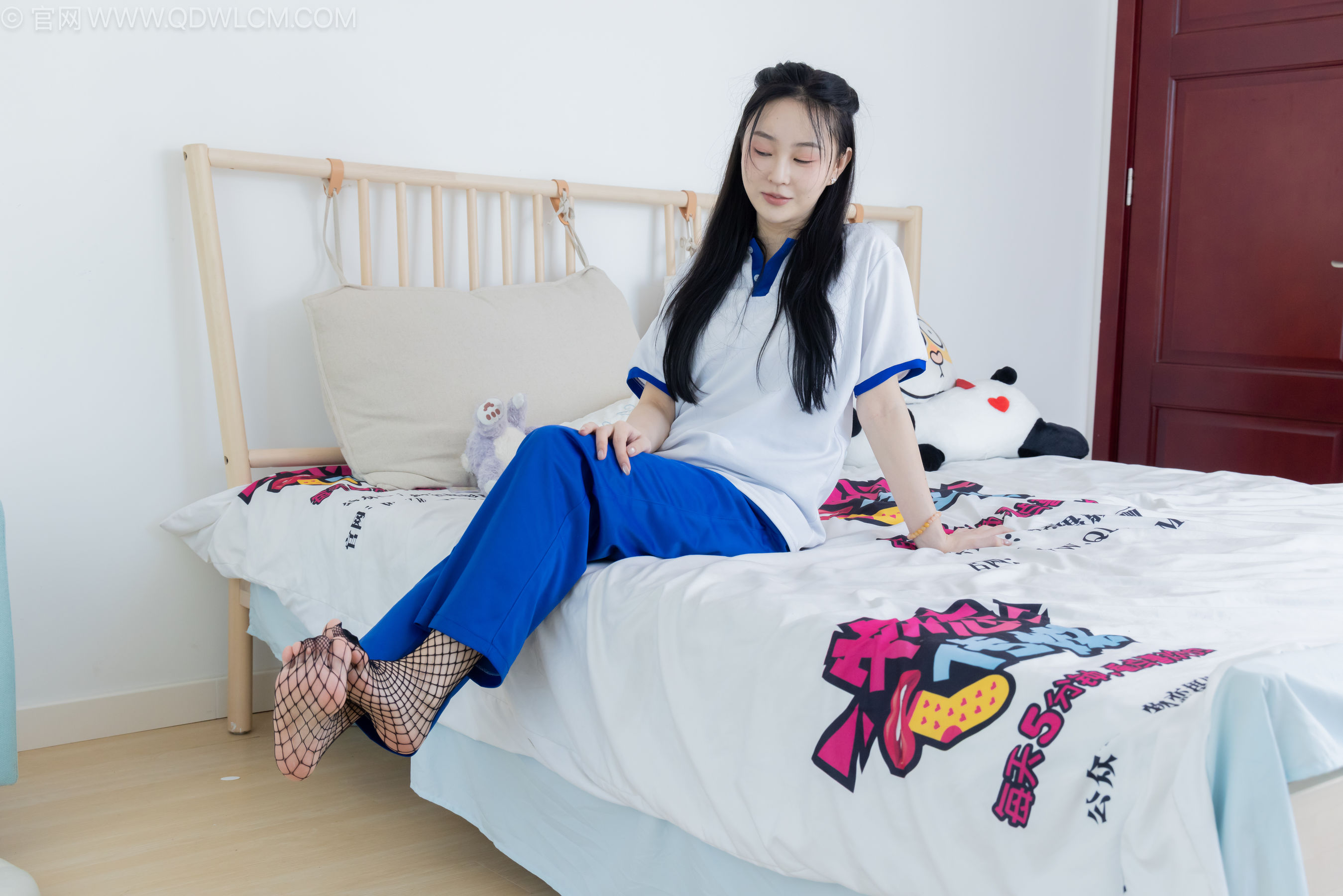 物恋传媒 No.2241 美兔 -板鞋、黑网袜、校服裤里丝/(155P)
