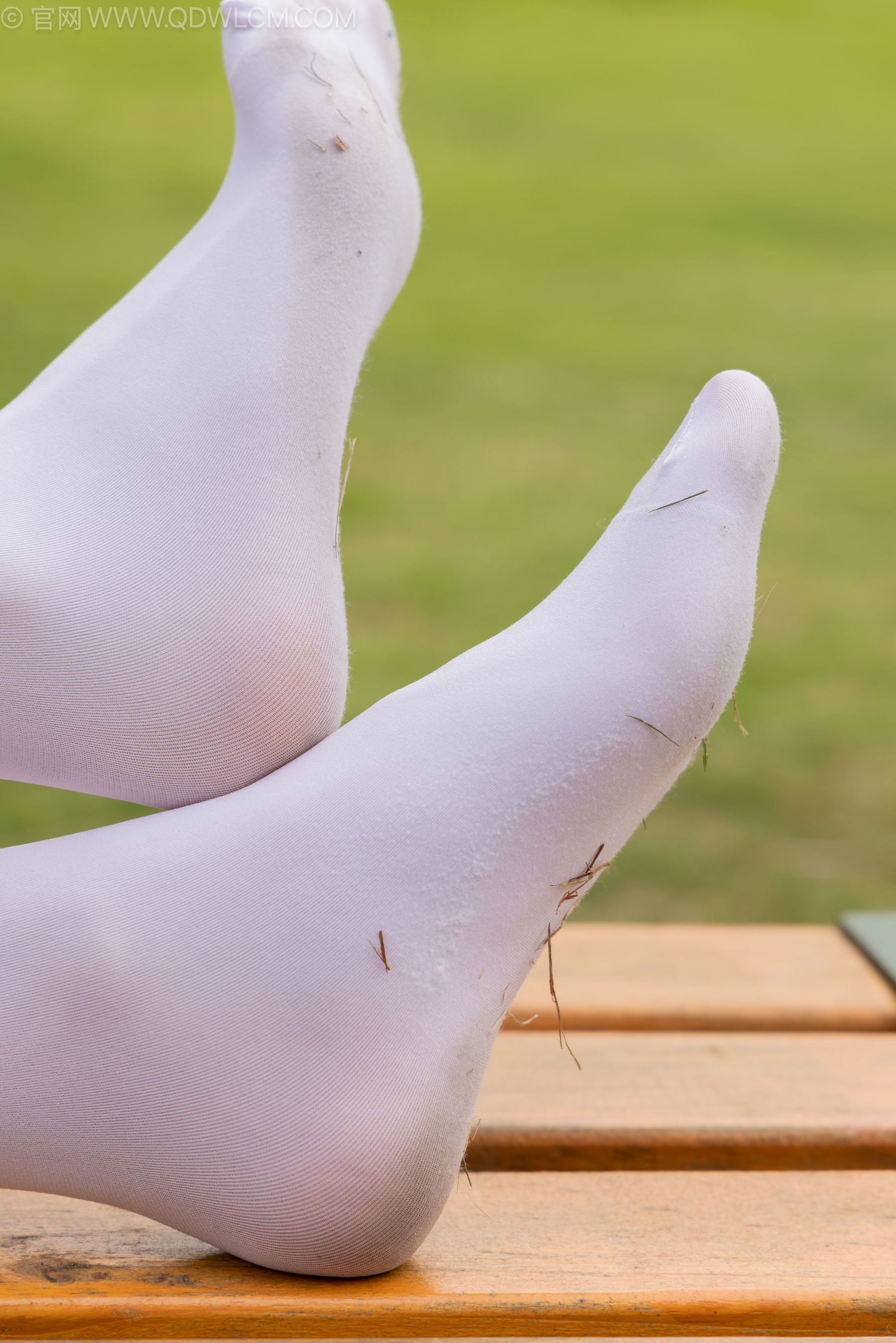 物恋传媒 No.2242 闪闪 -板鞋、厚白丝、户外草地公园沙滩脱鞋丝袜走路剧情/(155P)