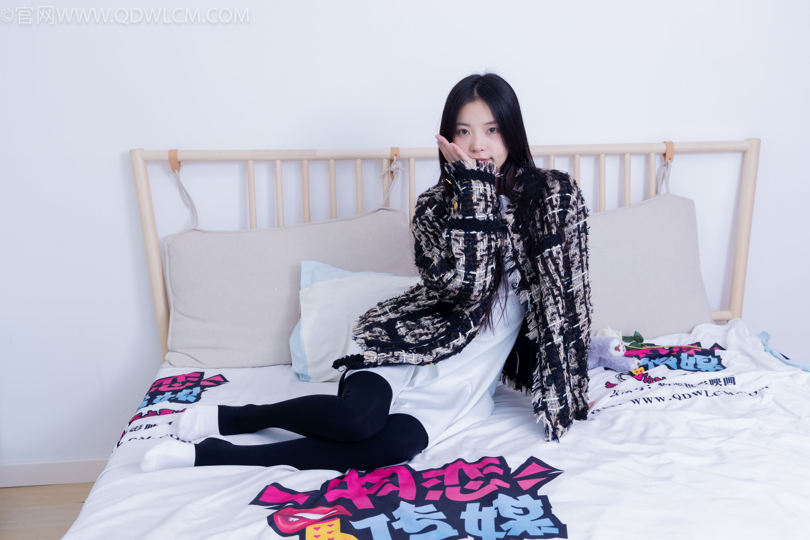 物恋传媒 No.2260 茯苓 -板鞋、黑色踩脚裤、白棉袜/(156P)