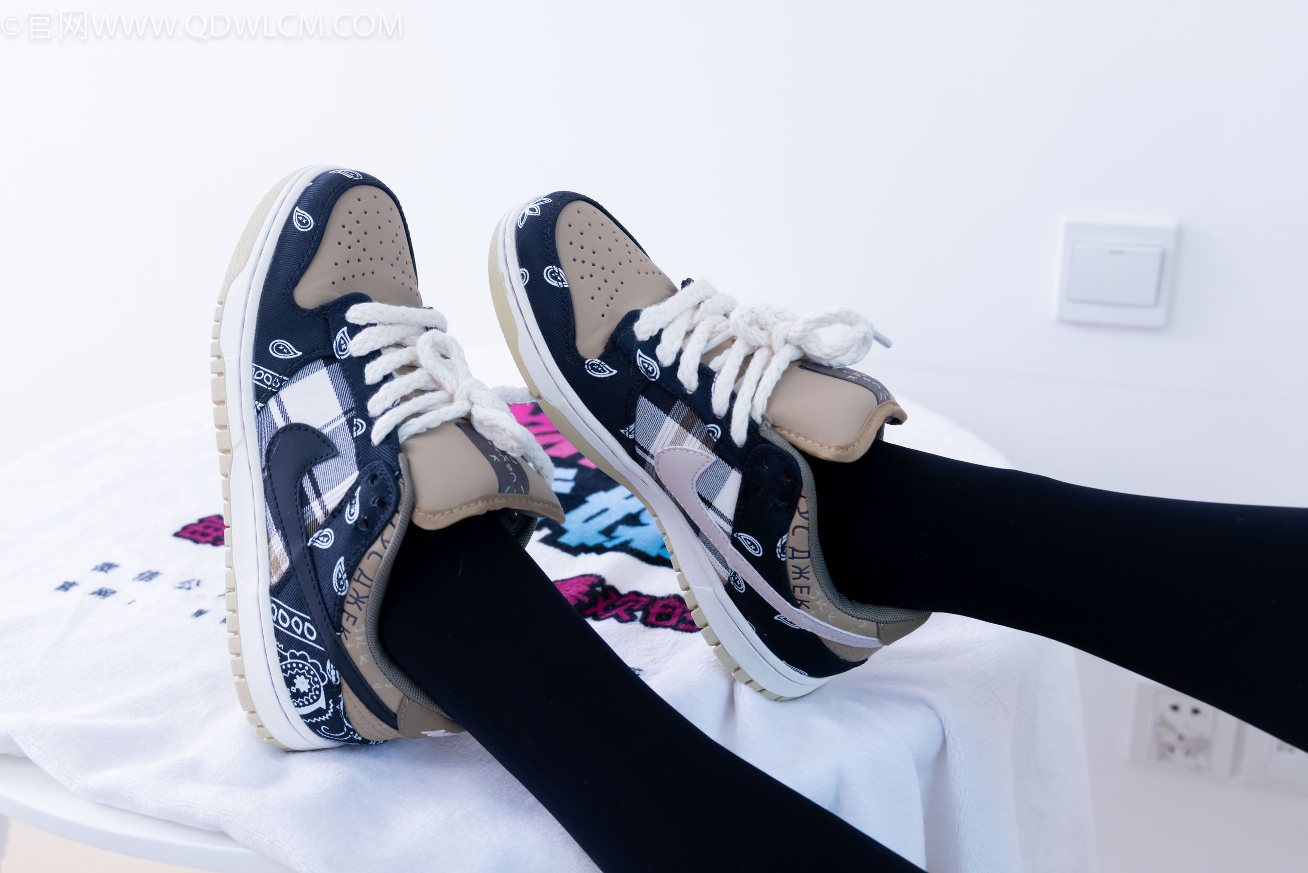 物恋传媒 No.2260 茯苓 -板鞋、黑色踩脚裤、白棉袜/(156P)