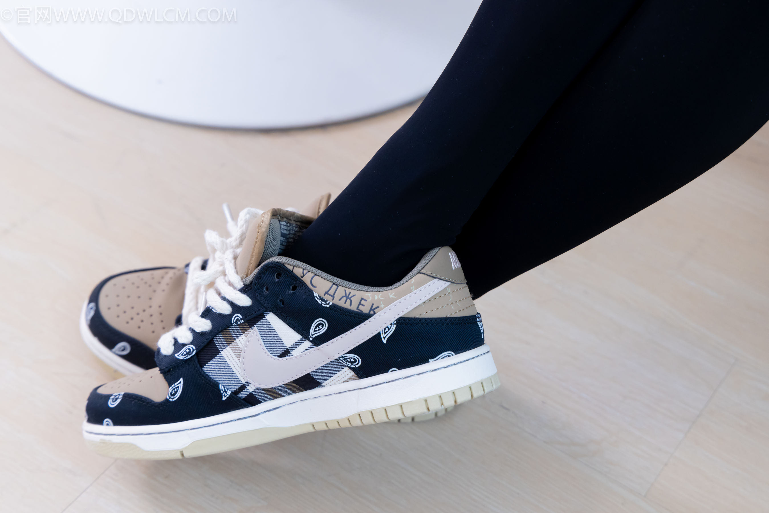 物恋传媒 No.2260 茯苓 -板鞋、黑色踩脚裤、白棉袜/(156P)