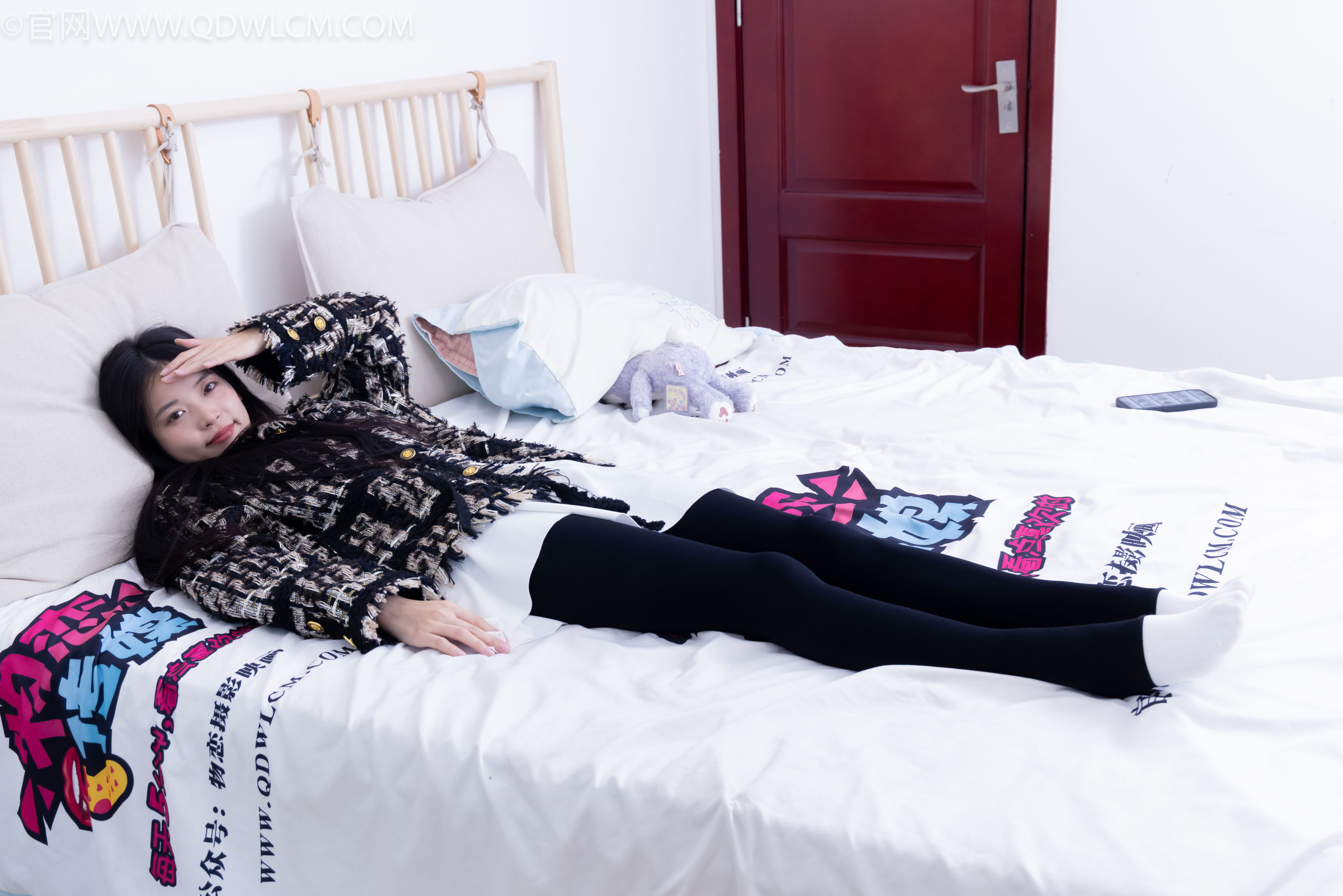 物恋传媒 No.2260 茯苓 -板鞋、黑色踩脚裤、白棉袜/(156P)