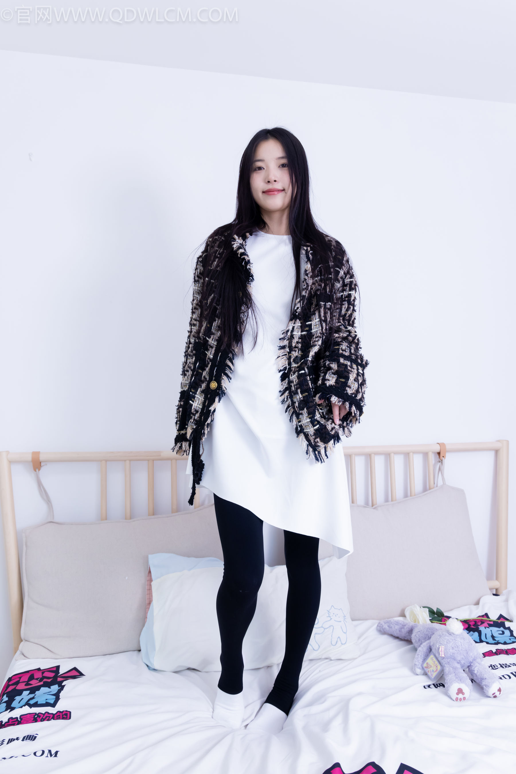 物恋传媒 No.2260 茯苓 -板鞋、黑色踩脚裤、白棉袜/(156P)