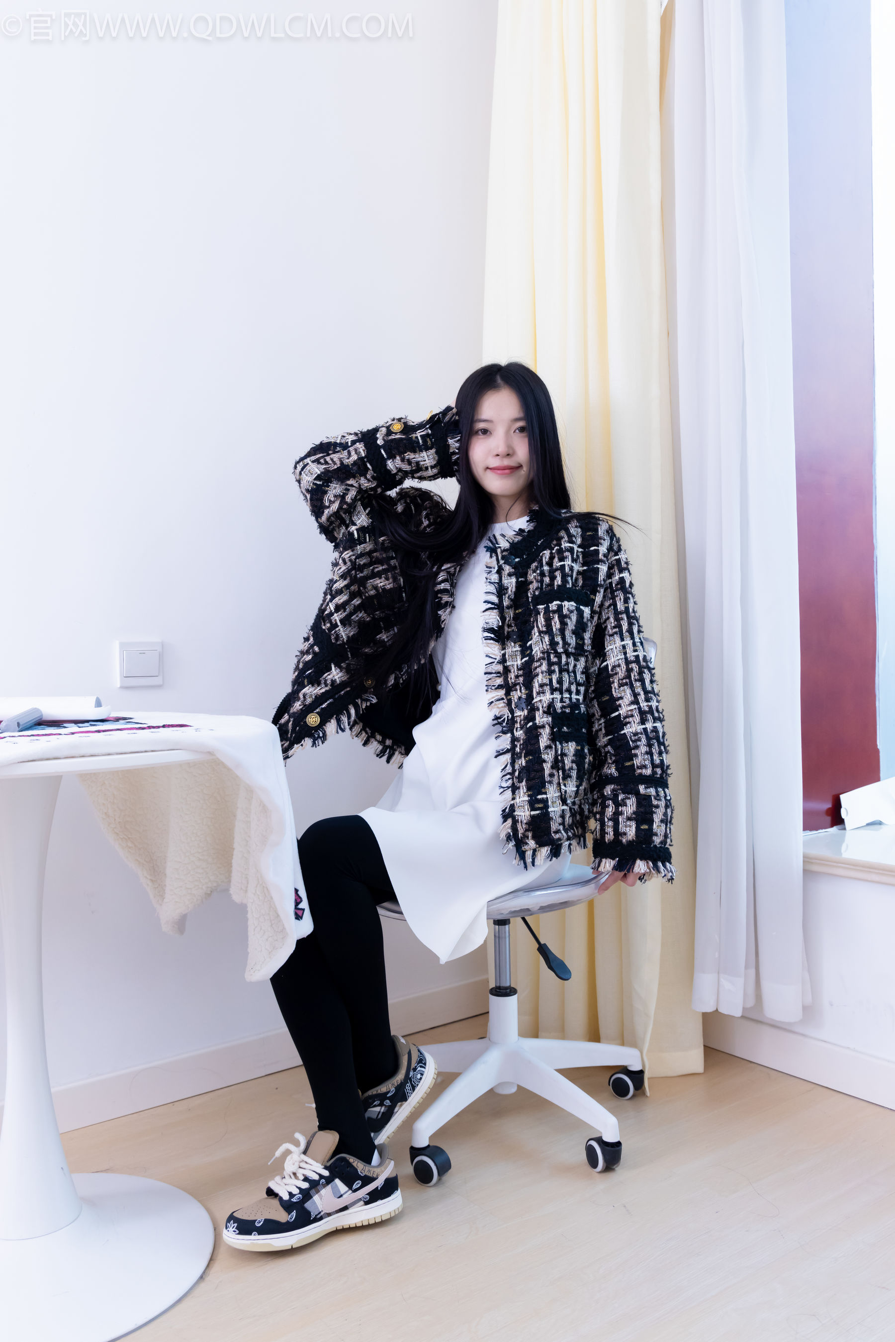 物恋传媒 No.2260 茯苓 -板鞋、黑色踩脚裤、白棉袜/(156P)