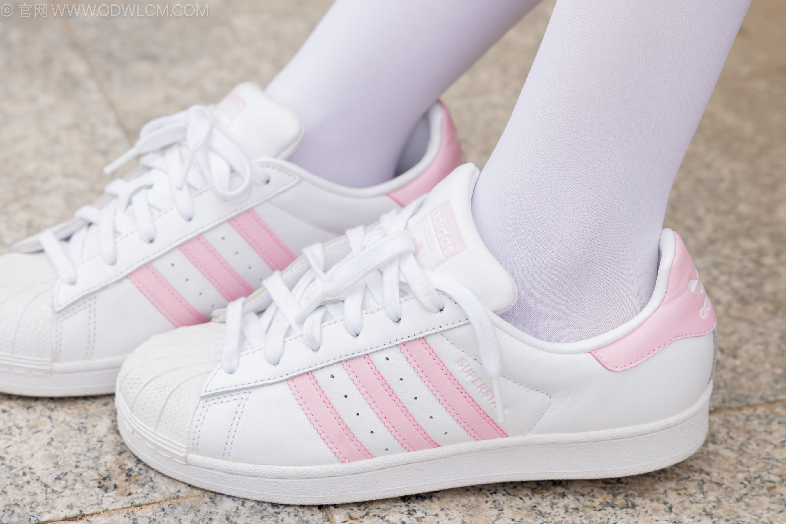 物恋传媒 No.2242 闪闪 -板鞋、厚白丝、户外草地公园沙滩脱鞋丝袜走路剧情/(155P)