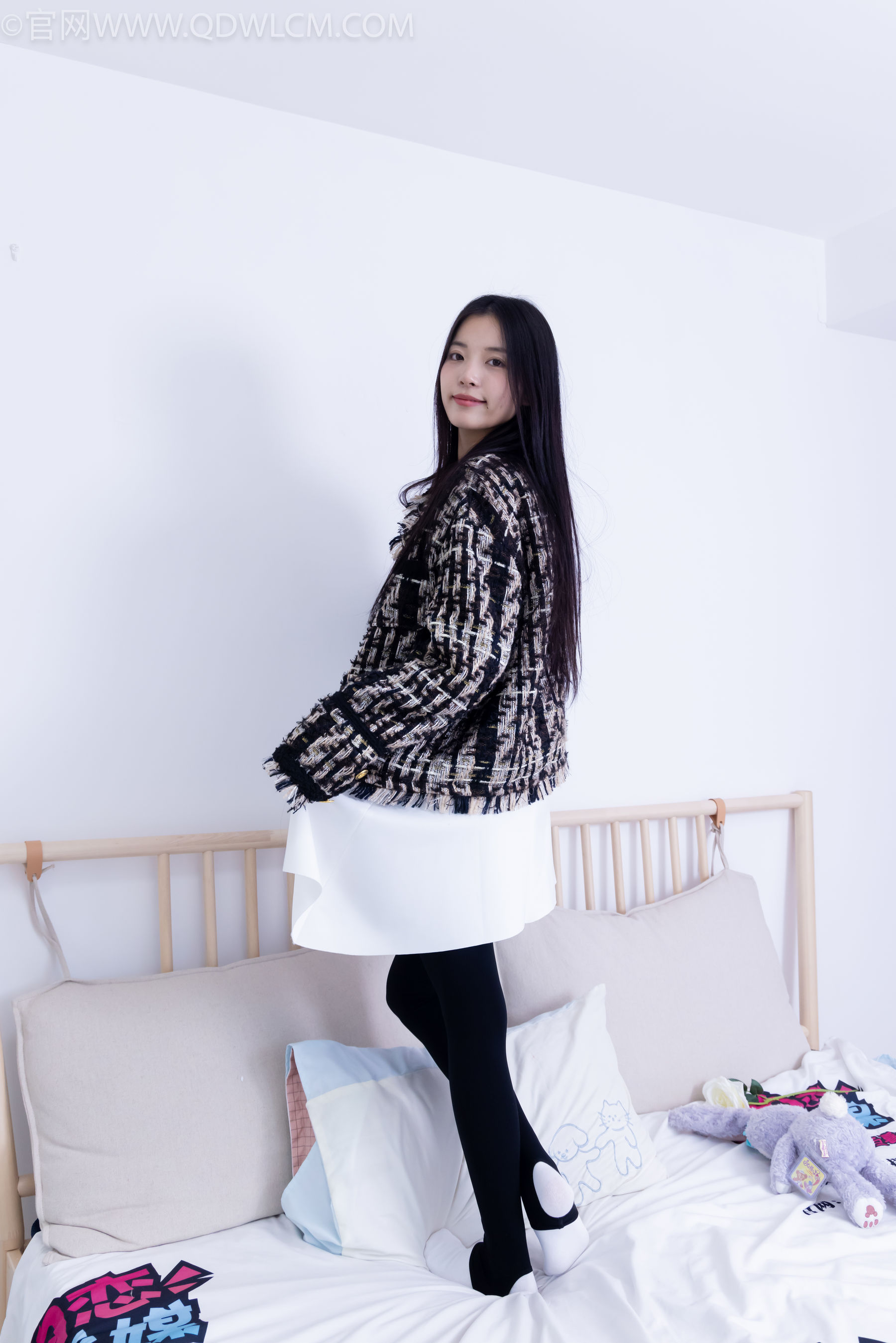 物恋传媒 No.2260 茯苓 -板鞋、黑色踩脚裤、白棉袜/(156P)