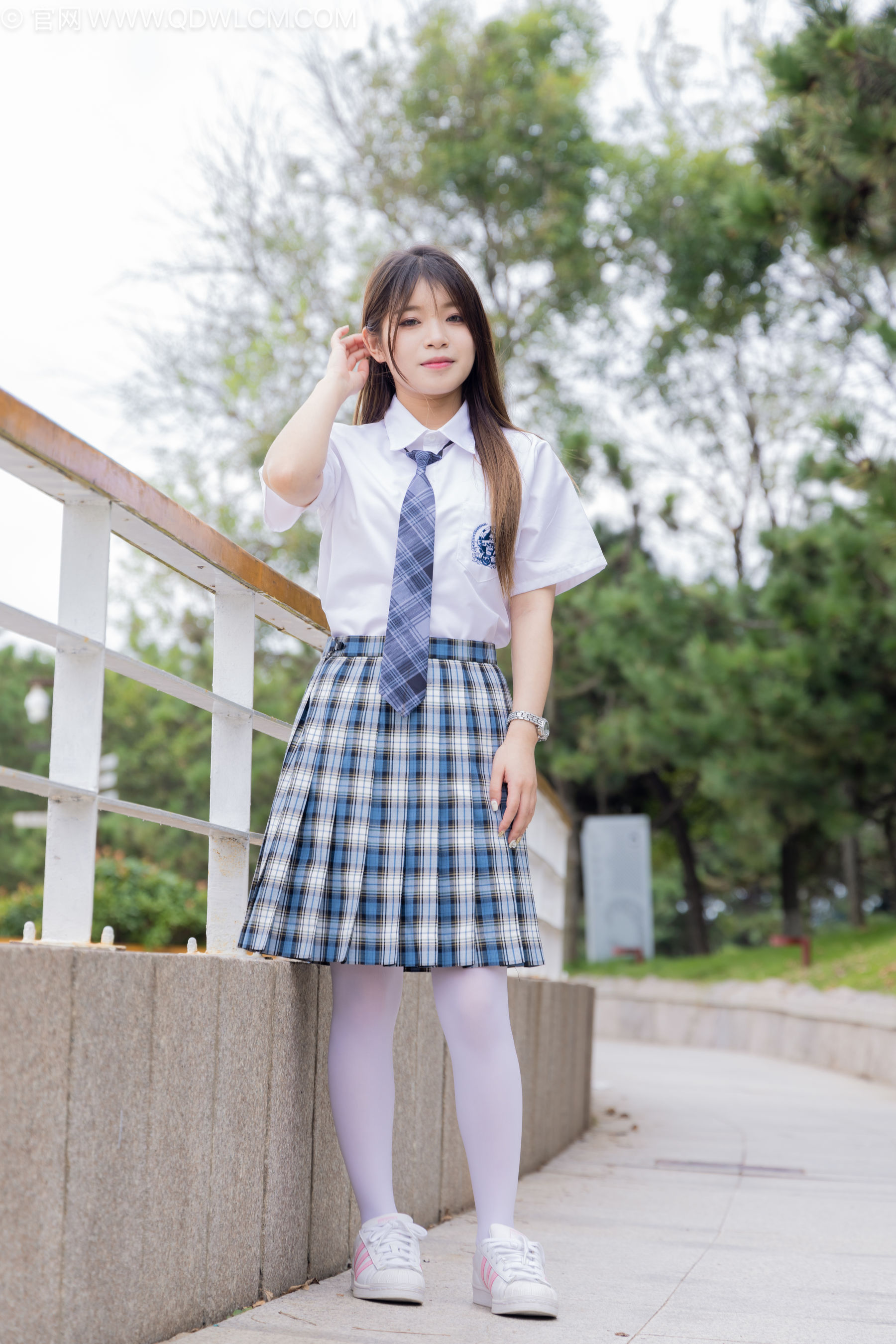 物恋传媒 No.2242 闪闪 -板鞋、厚白丝、户外草地公园沙滩脱鞋丝袜走路剧情/(155P)