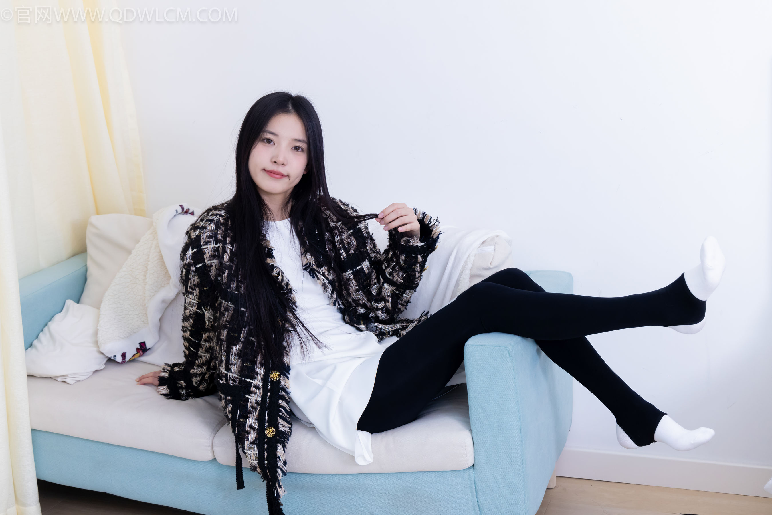 物恋传媒 No.2260 茯苓 -板鞋、黑色踩脚裤、白棉袜/(156P)