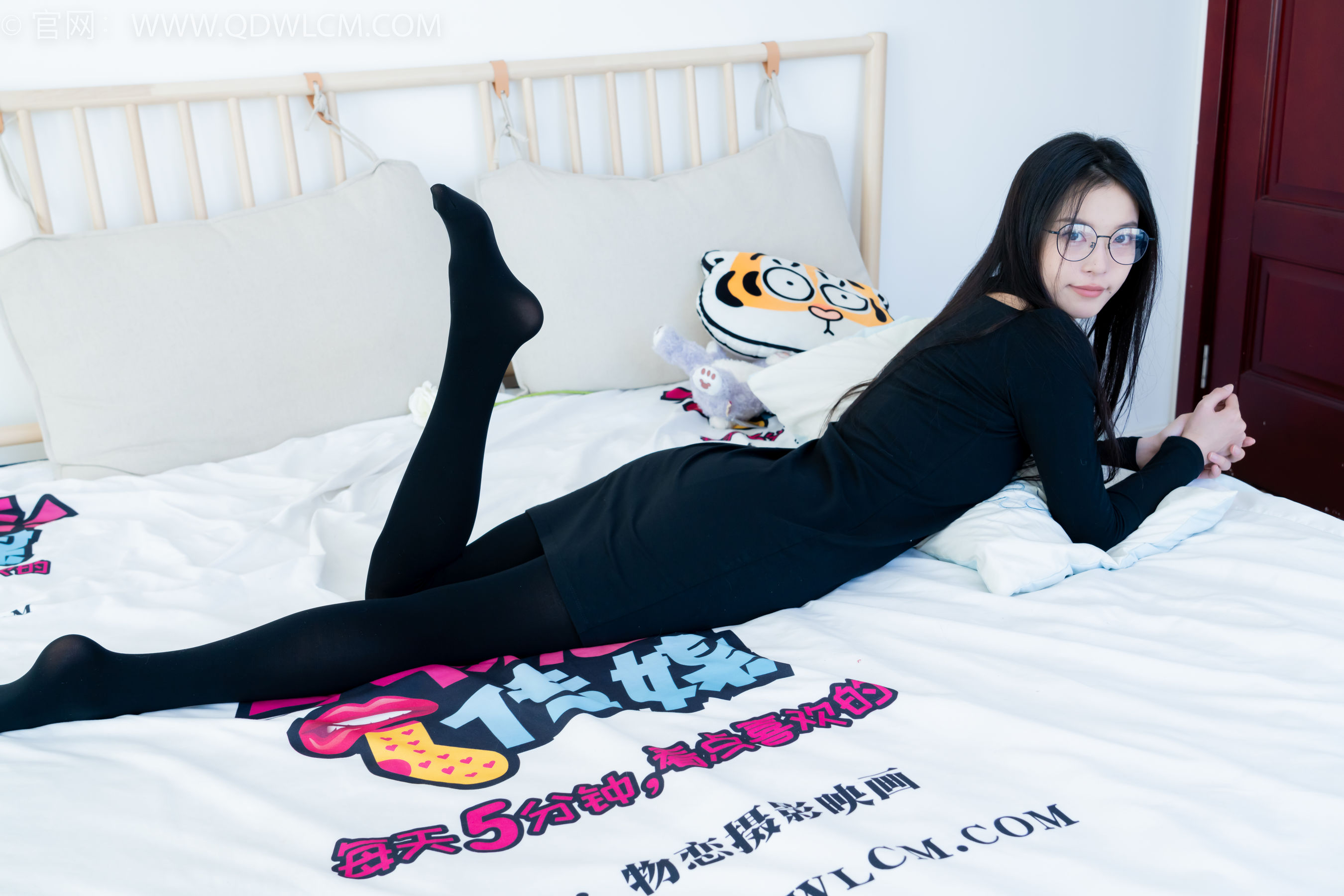 物恋传媒 No.2256 茯苓 -平底鞋、厚肉丝、厚黑丝、皮筋绑脚和挠脚心剧情/(220P)