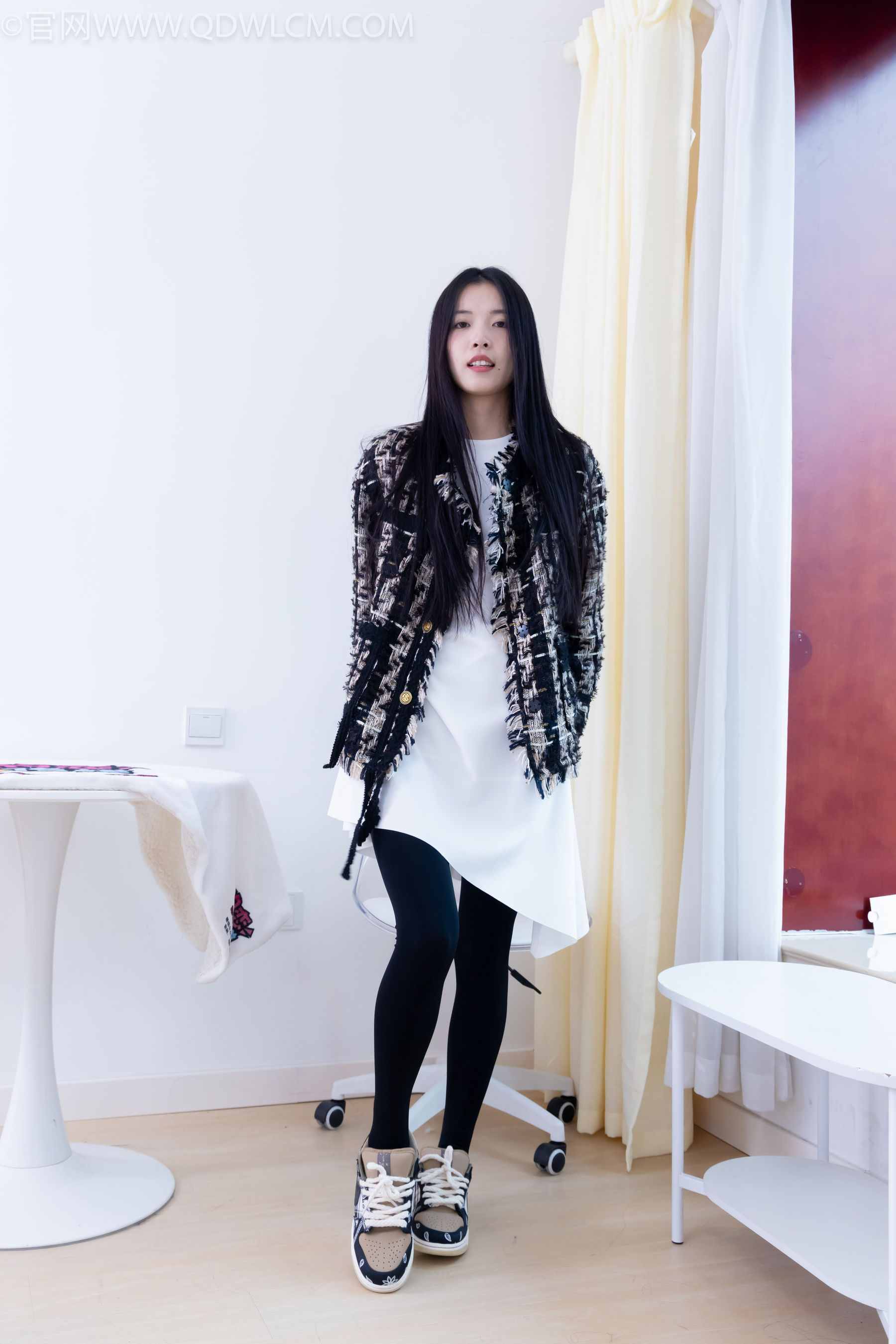 物恋传媒 No.2260 茯苓 -板鞋、黑色踩脚裤、白棉袜/(156P)