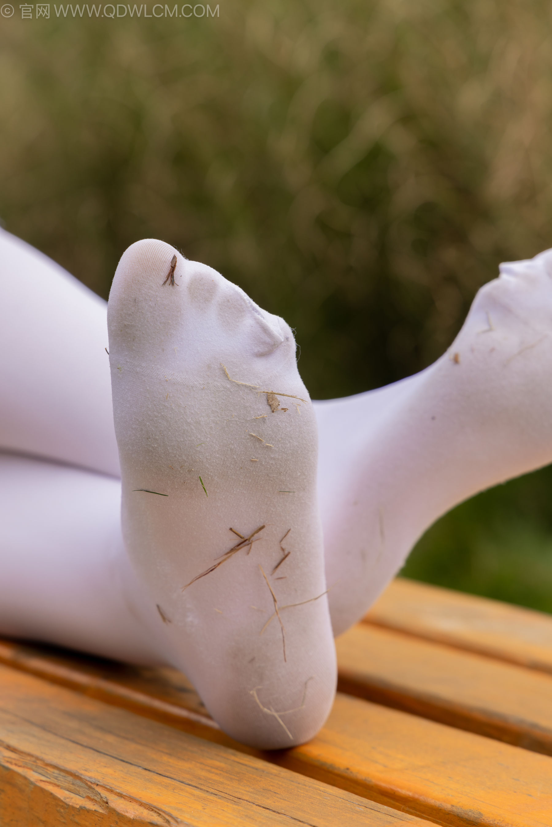 物恋传媒 No.2242 闪闪 -板鞋、厚白丝、户外草地公园沙滩脱鞋丝袜走路剧情/(155P)