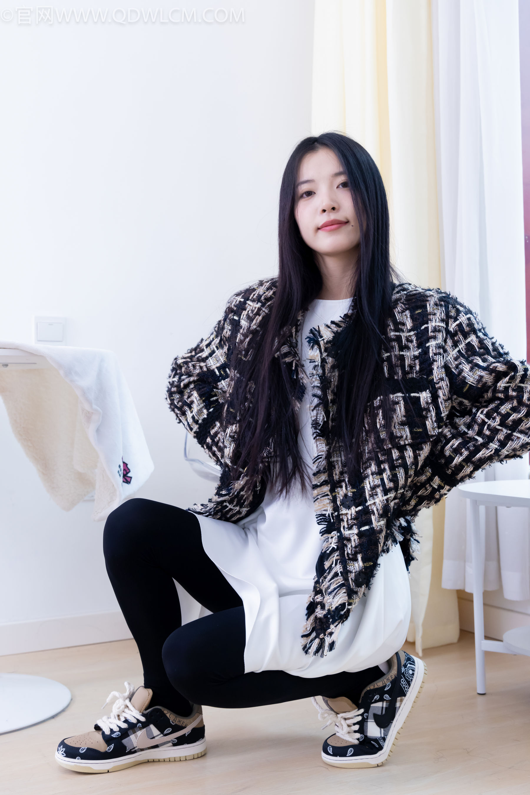 物恋传媒 No.2260 茯苓 -板鞋、黑色踩脚裤、白棉袜/(156P)