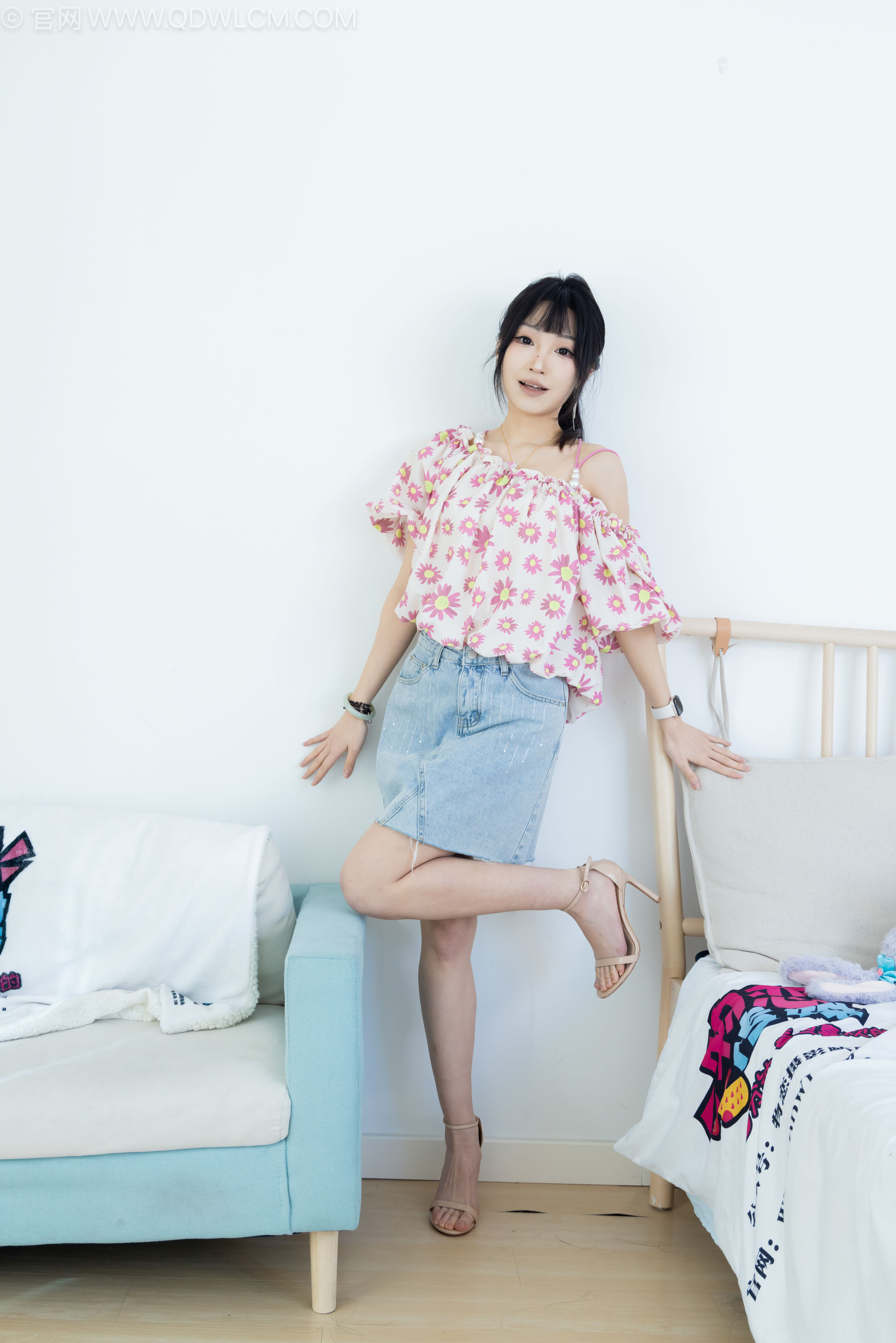 物恋传媒 No.2240 嘟嘟 -三双高跟鞋、薄肉丝、裸足、视频以超近景特写为主/(155P)