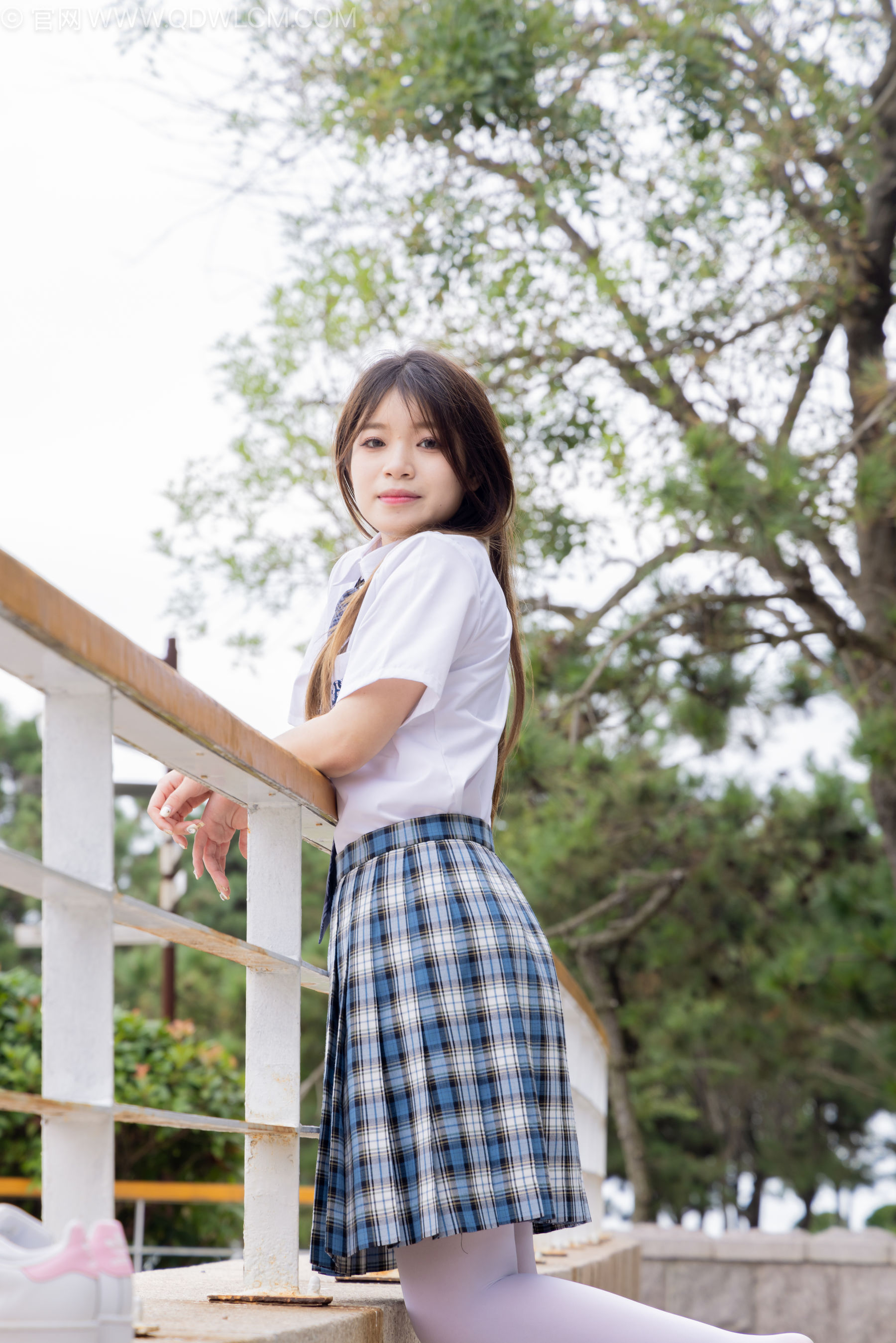 物恋传媒 No.2242 闪闪 -板鞋、厚白丝、户外草地公园沙滩脱鞋丝袜走路剧情/(155P)