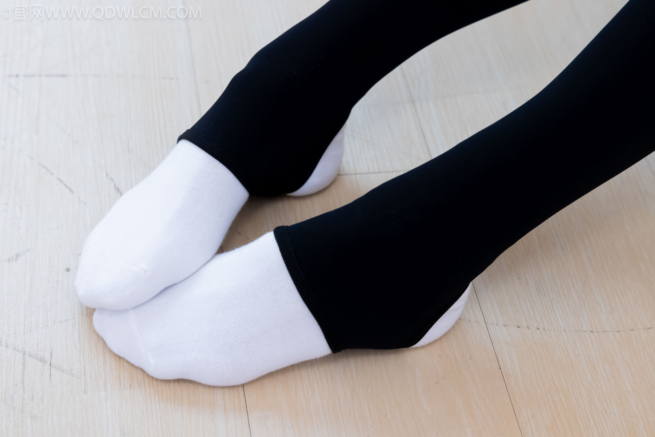 物恋传媒 No.2260 茯苓 -板鞋、黑色踩脚裤、白棉袜/(156P)