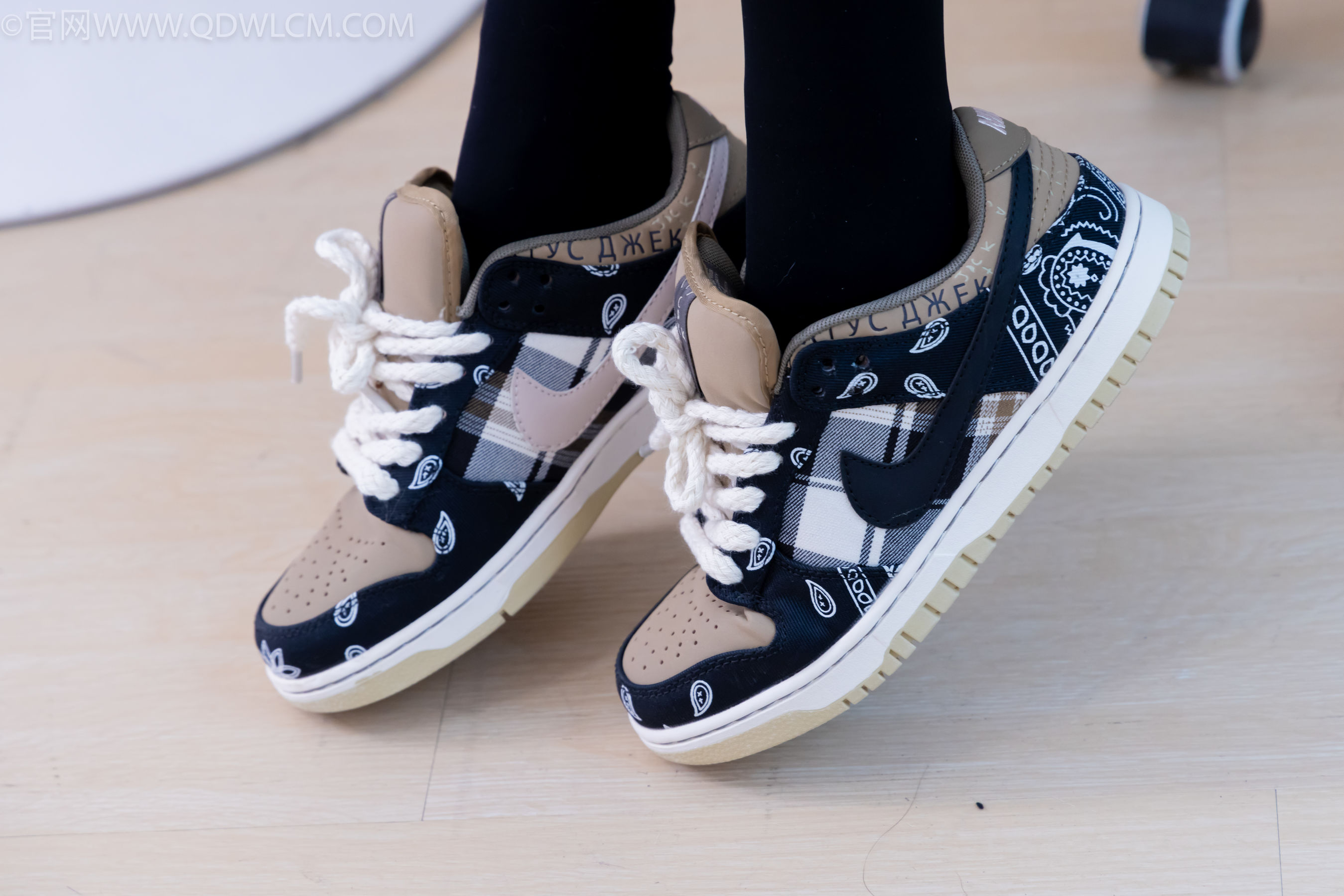 物恋传媒 No.2260 茯苓 -板鞋、黑色踩脚裤、白棉袜/(156P)