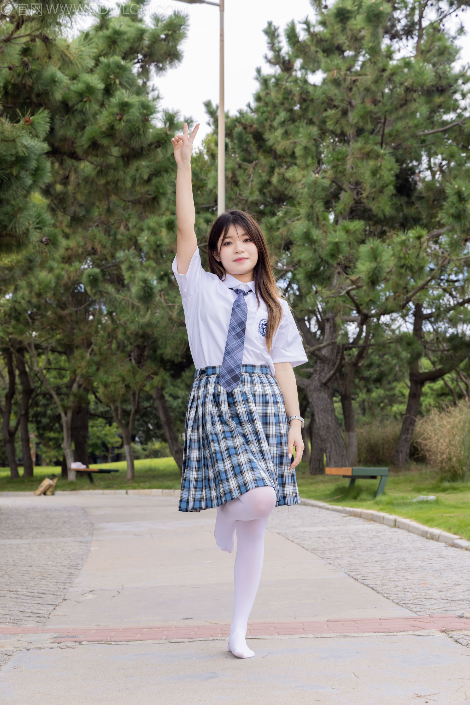 物恋传媒 No.2242 闪闪 -板鞋、厚白丝、户外草地公园沙滩脱鞋丝袜走路剧情/(155P)