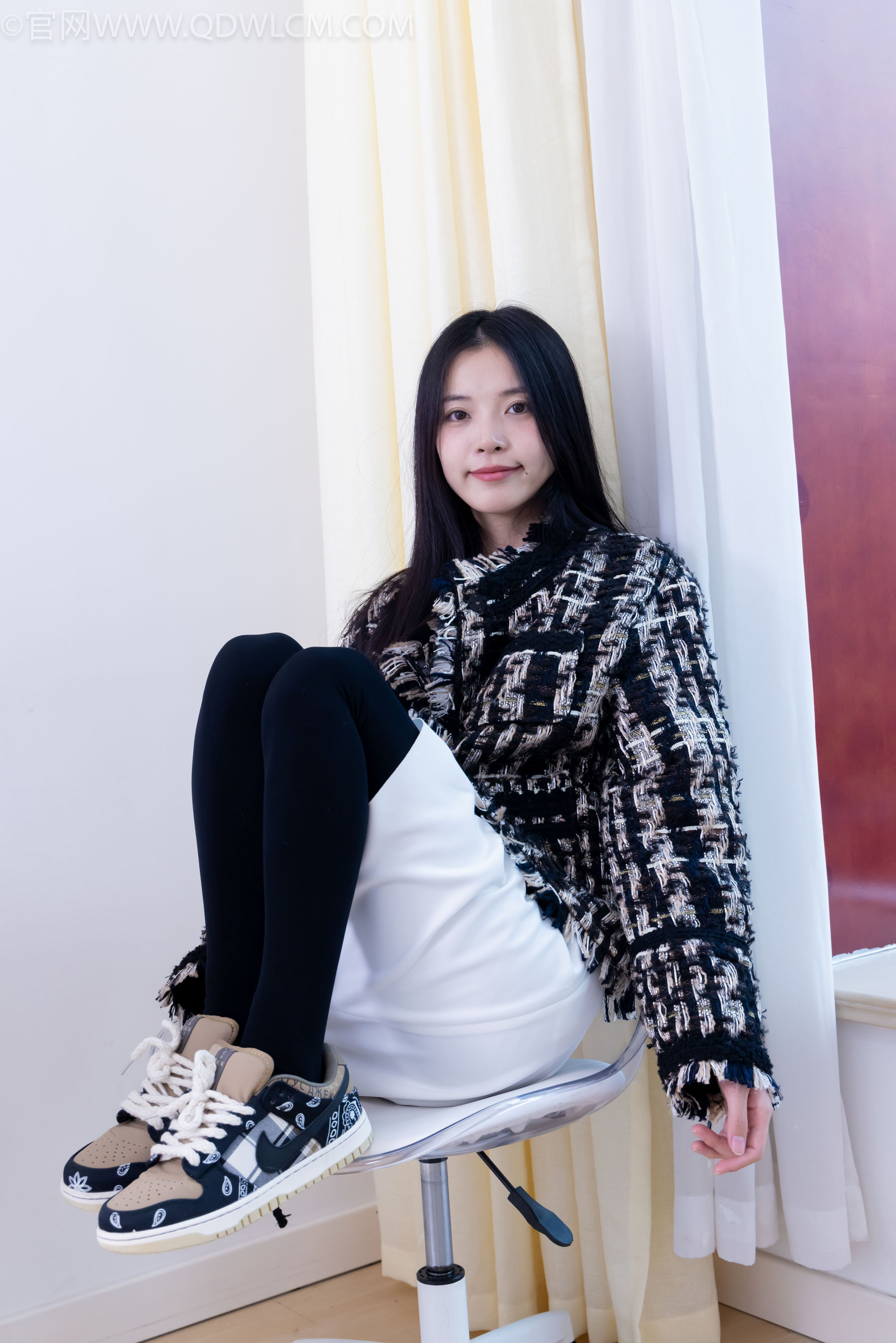 物恋传媒 No.2260 茯苓 -板鞋、黑色踩脚裤、白棉袜/(156P)